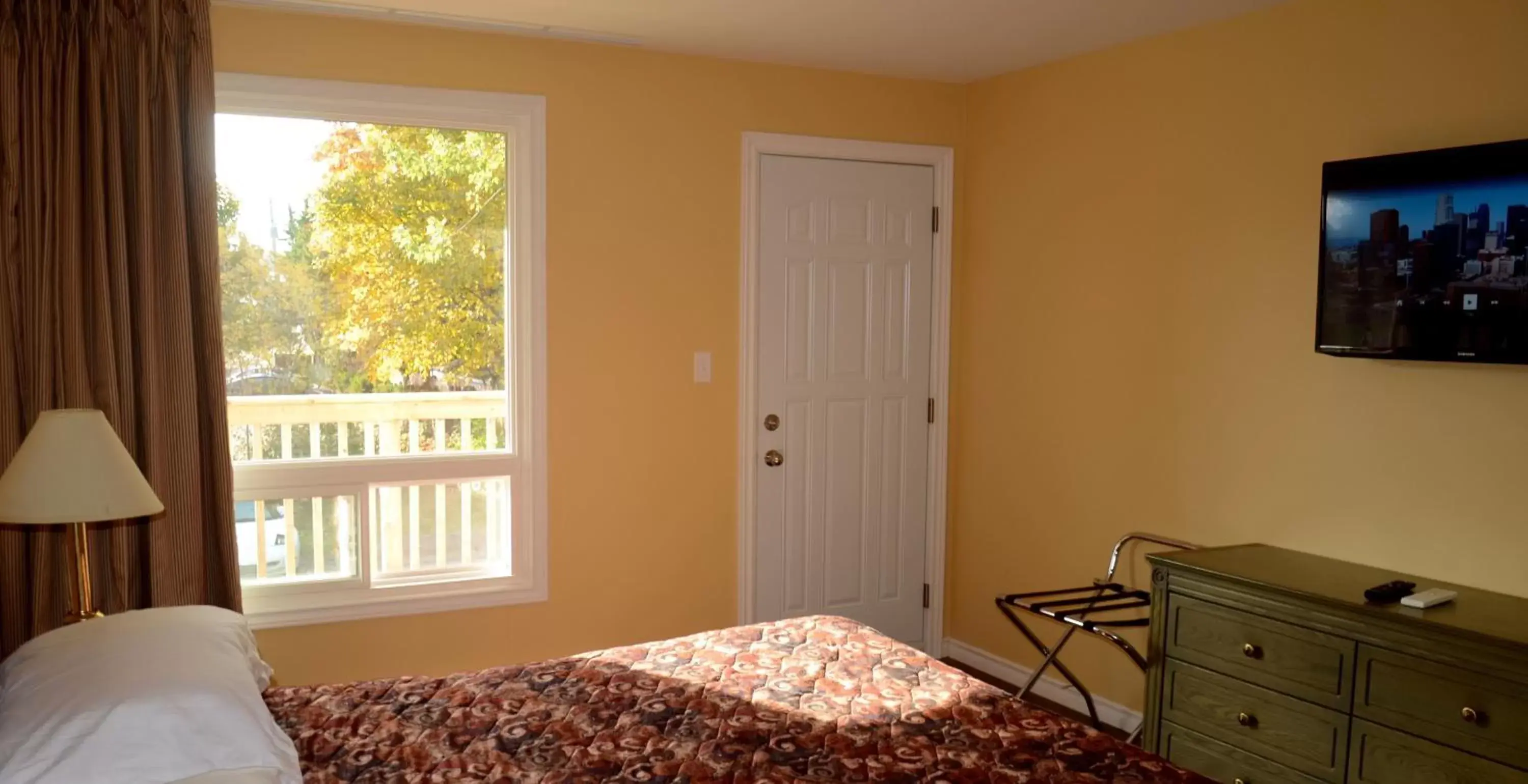 Day, Bed in Meaford Inn