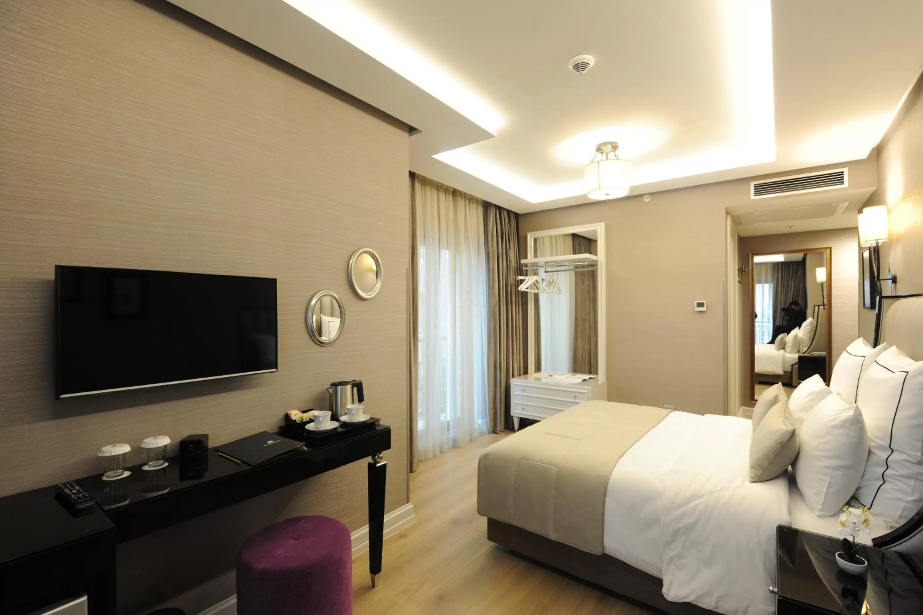 Photo of the whole room, Bed in Le Petit Palace Hotel - Special Category