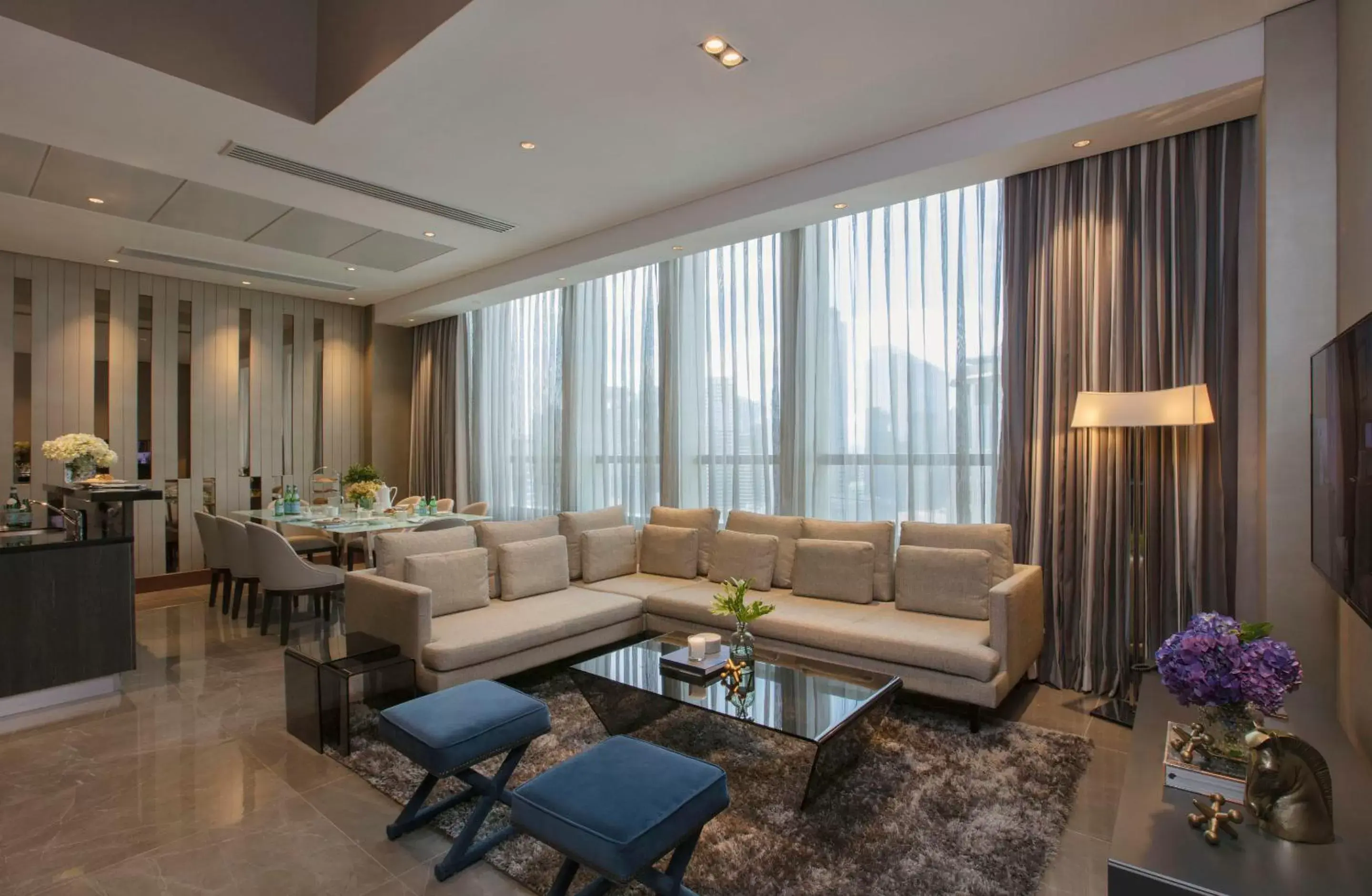 Living room, Seating Area in Makati Diamond Residences