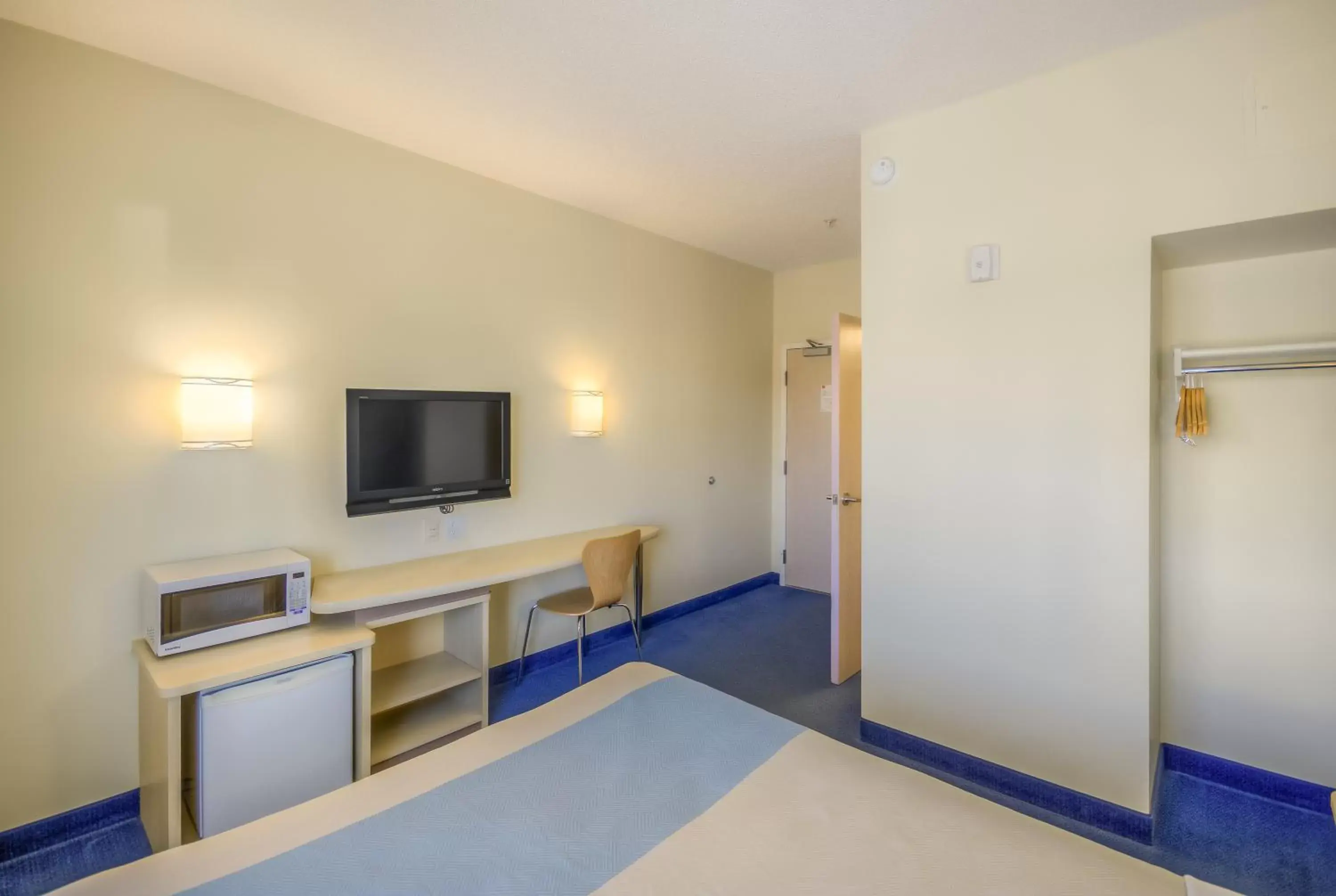 Bedroom, TV/Entertainment Center in Motel 6-Estevan, SK