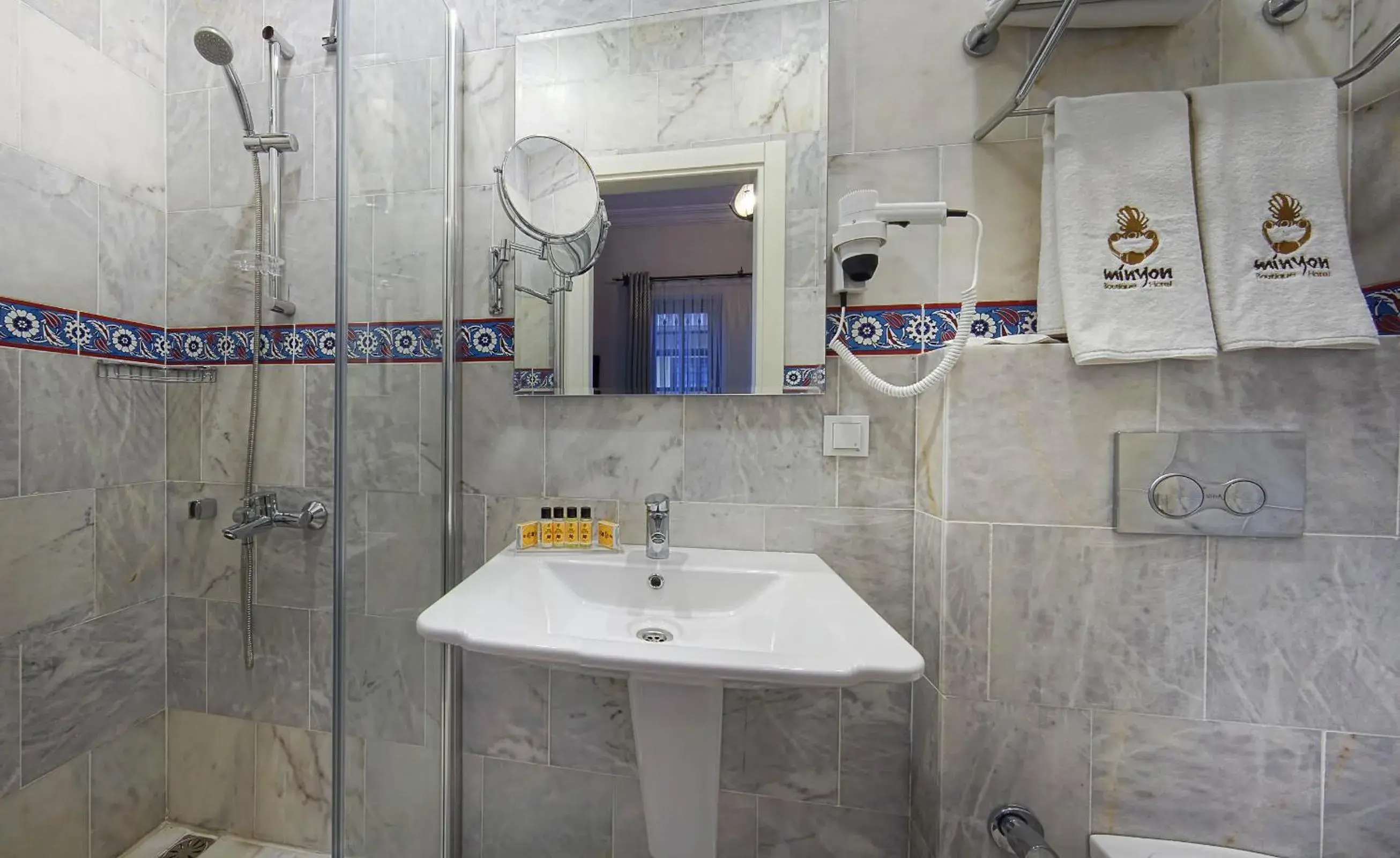 Bathroom in Minyon Hotel