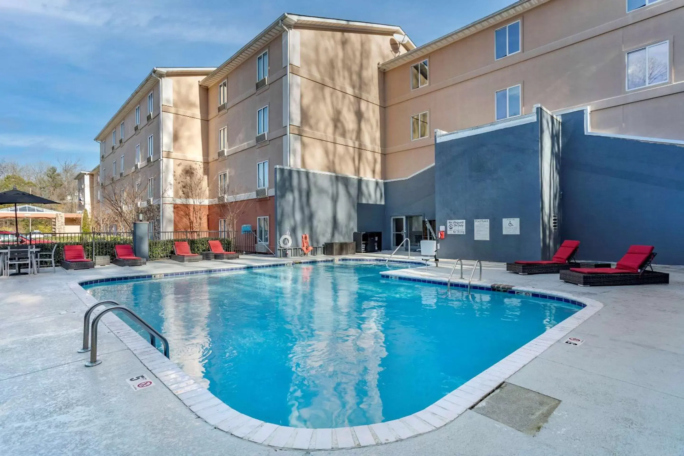 Swimming Pool in Comfort Suites Airport Nashville