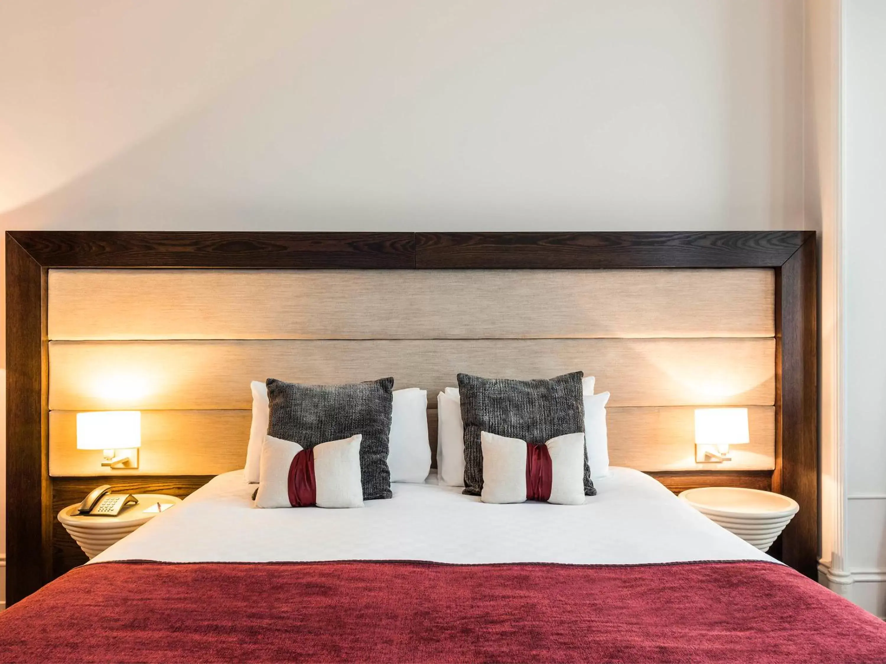 Bedroom, Bed in Mercure Aberdeen Caledonian Hotel