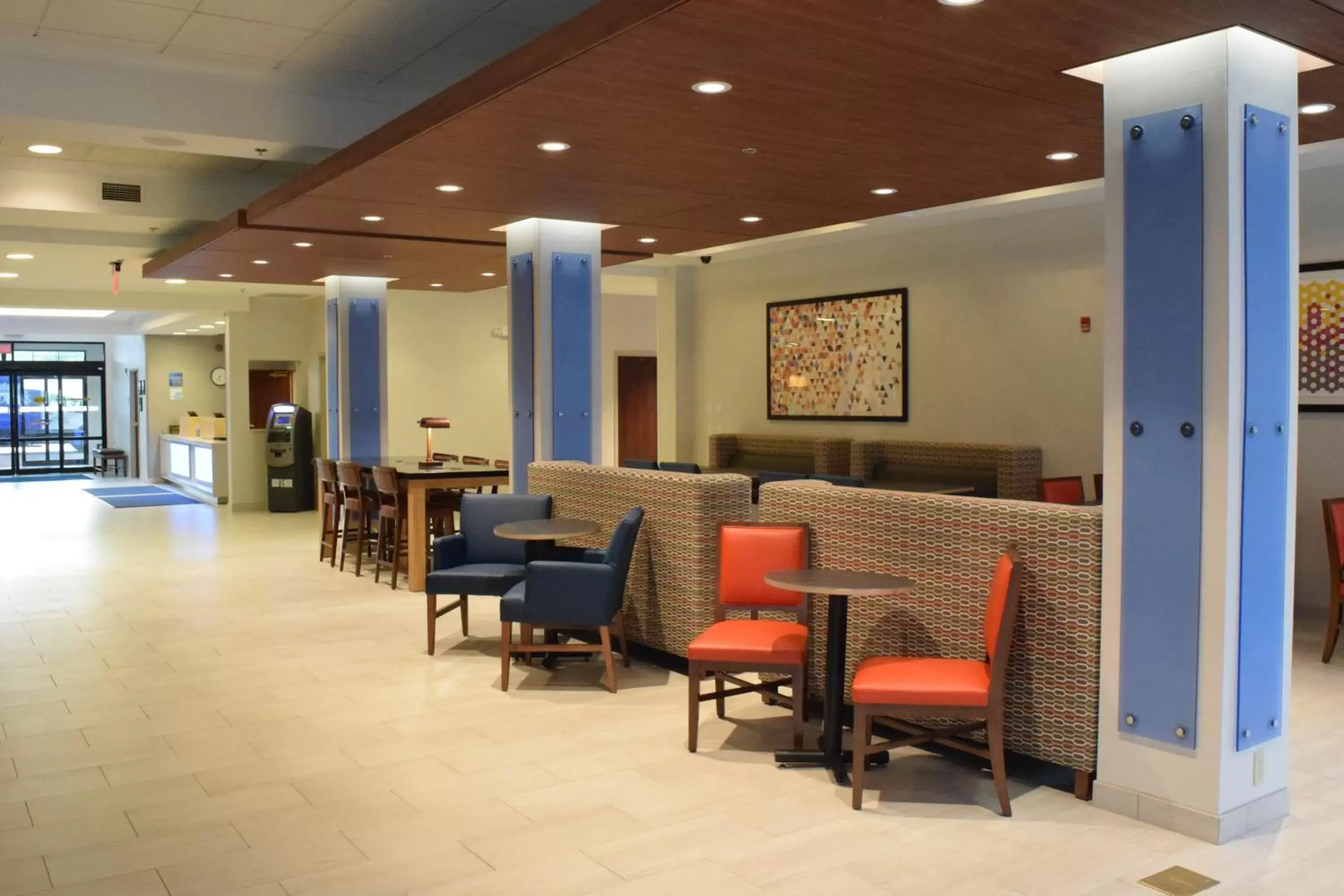 Breakfast, Lounge/Bar in Holiday Inn Express Hotel & Suites Rochester Webster, an IHG Hotel