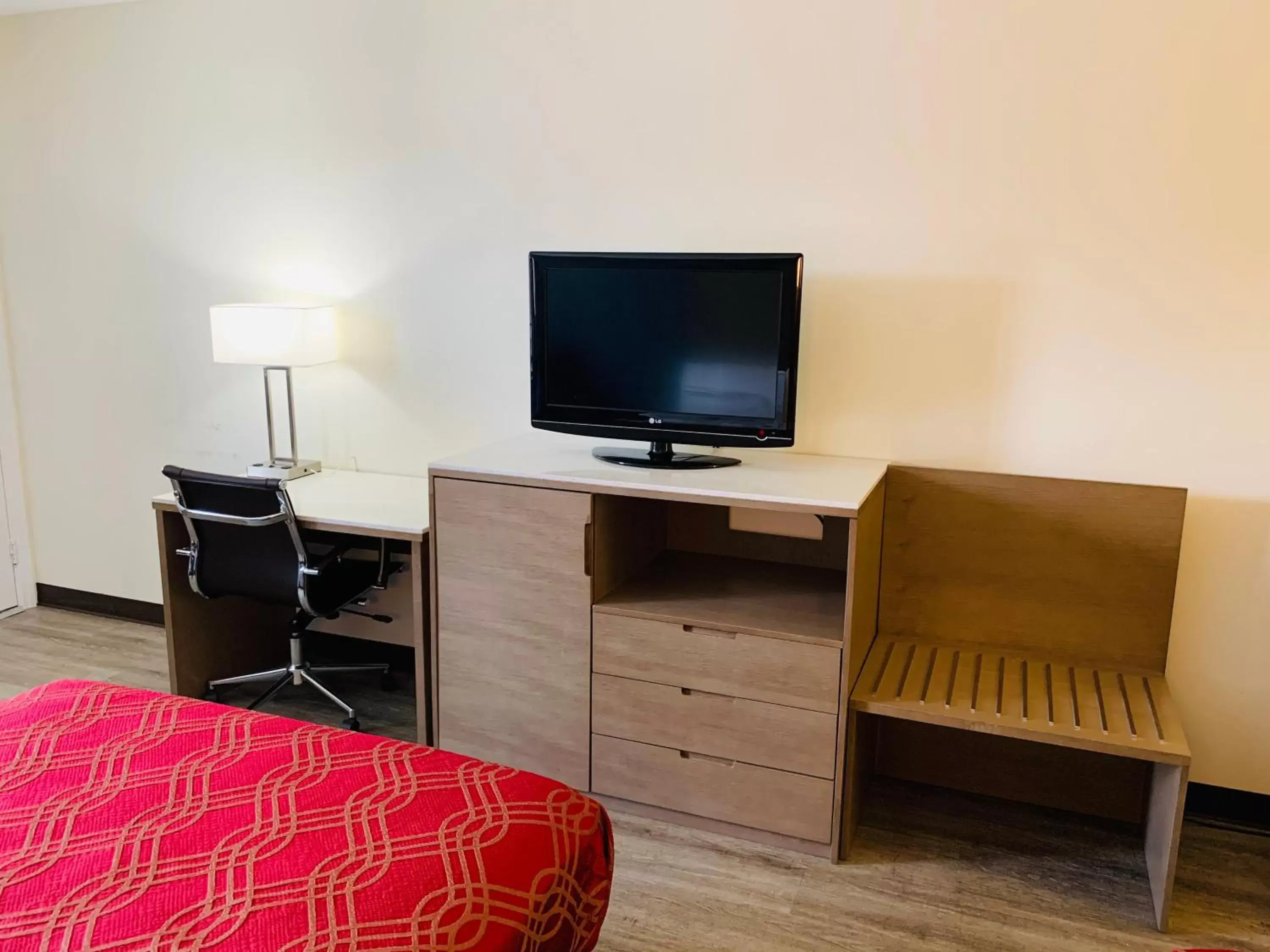 King Room - Non-Smoking/No Pets Allowed in Econo Lodge Crystal Coast King Room - Non-Smoking/No Pets Allowed in Econo Lodge Crystal Coast