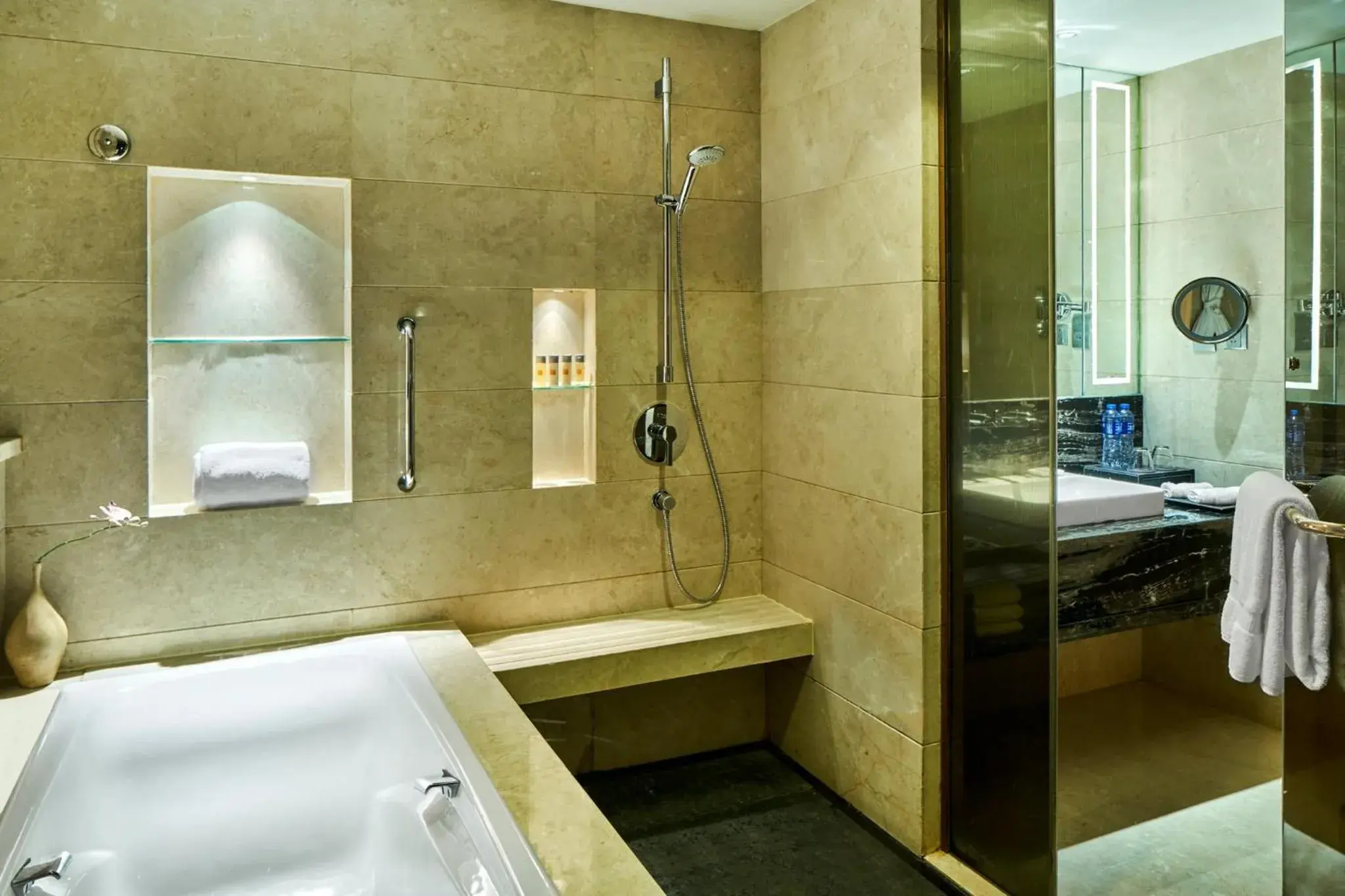Photo of the whole room, Bathroom in Crowne Plaza Xi'an, an IHG Hotel