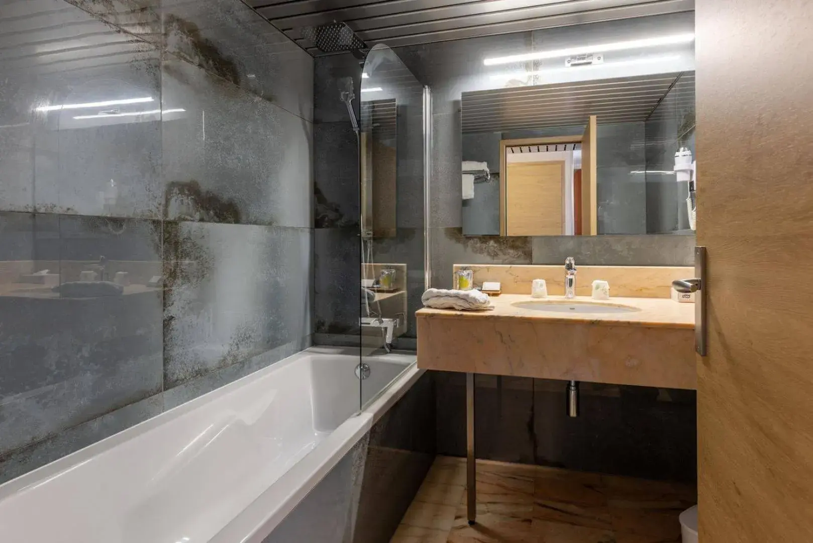 Bath, Bathroom in Hôtel Le Yachtman