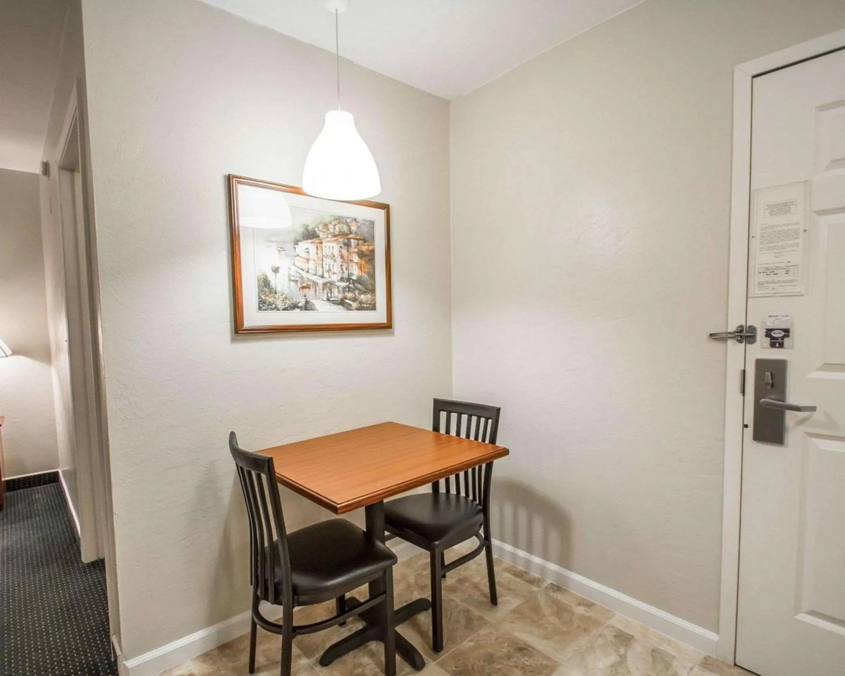 Photo of the whole room, Dining Area in Suburban Studios Melbourne Airport