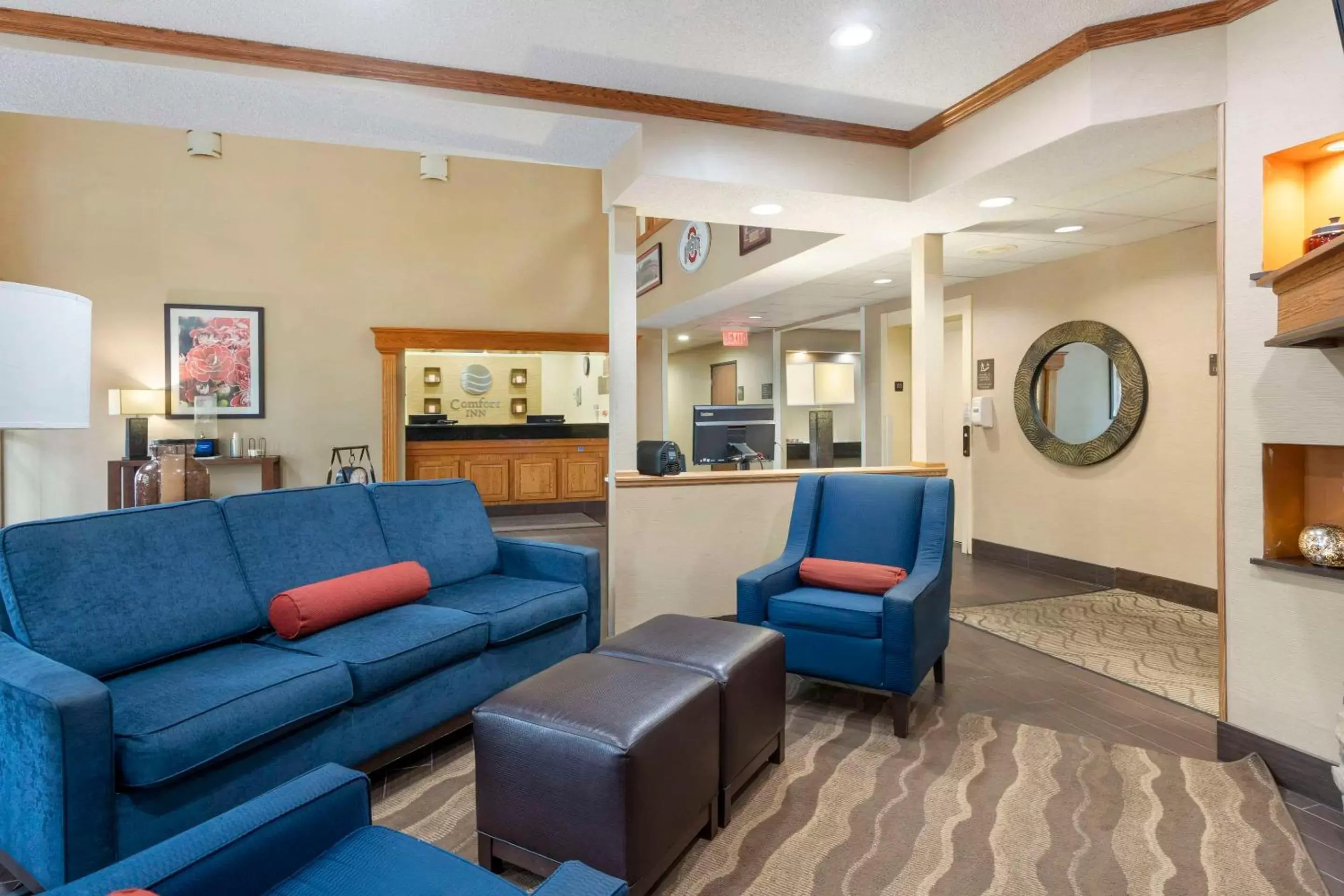 Lobby or reception, Seating Area in Comfort Inn North/Polaris