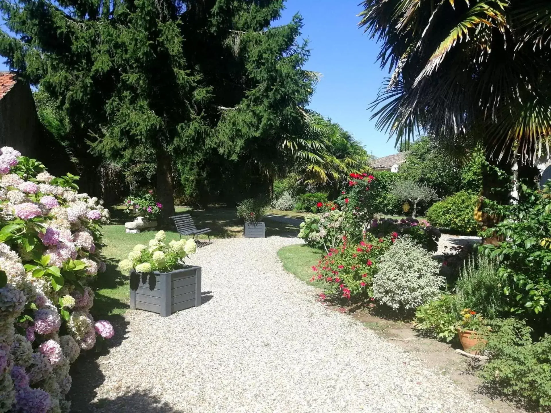 Garden in Les Hortensias - Chambres d'hôtes
