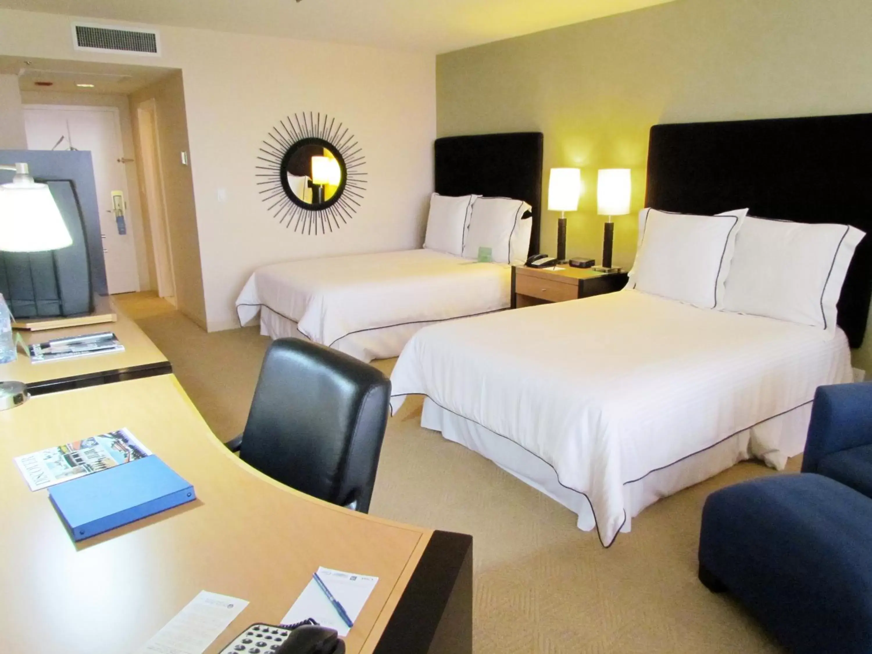 Photo of the whole room, Bed in Pacific Palms Resort