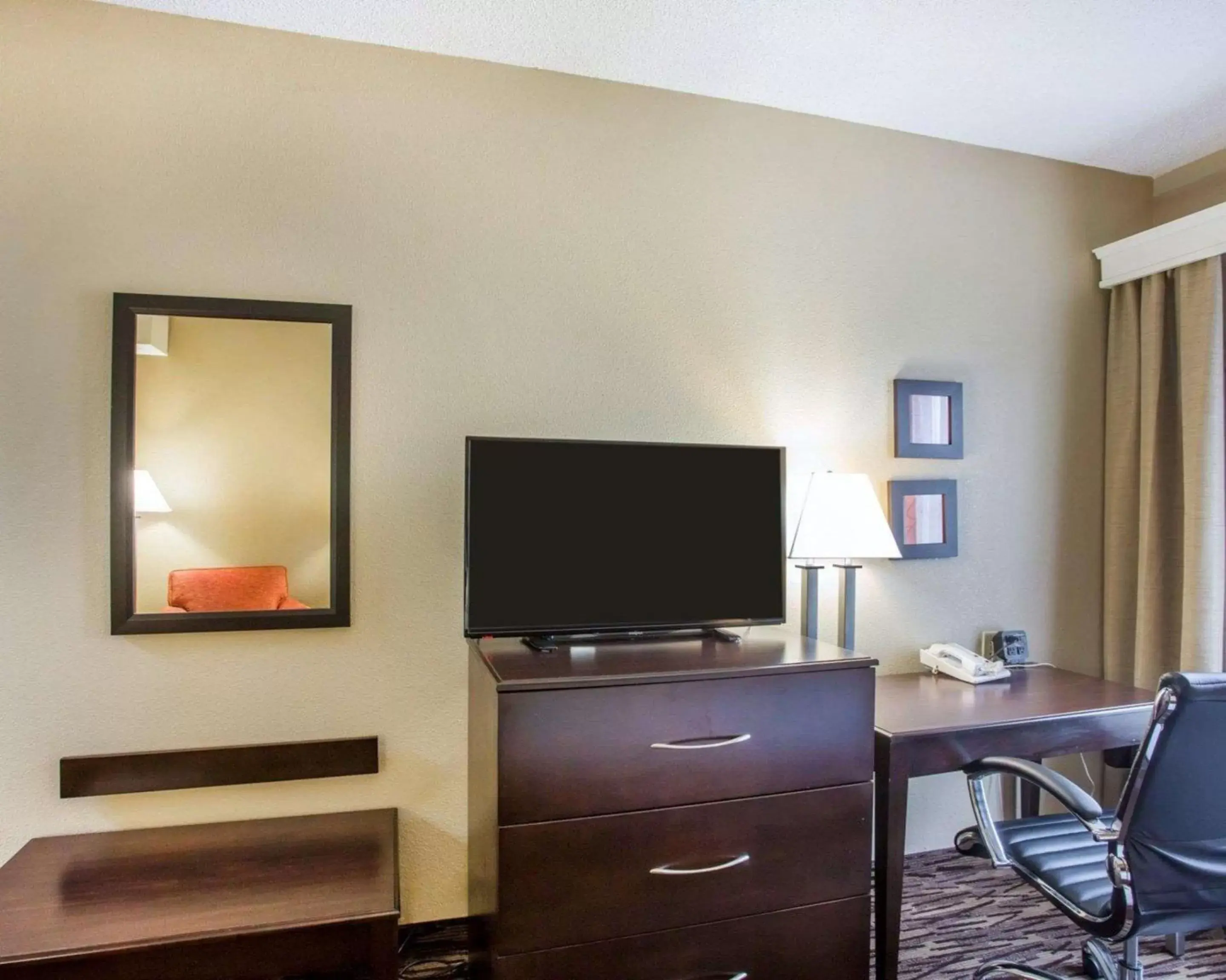 Photo of the whole room, TV/Entertainment Center in Comfort Suites Lebanon