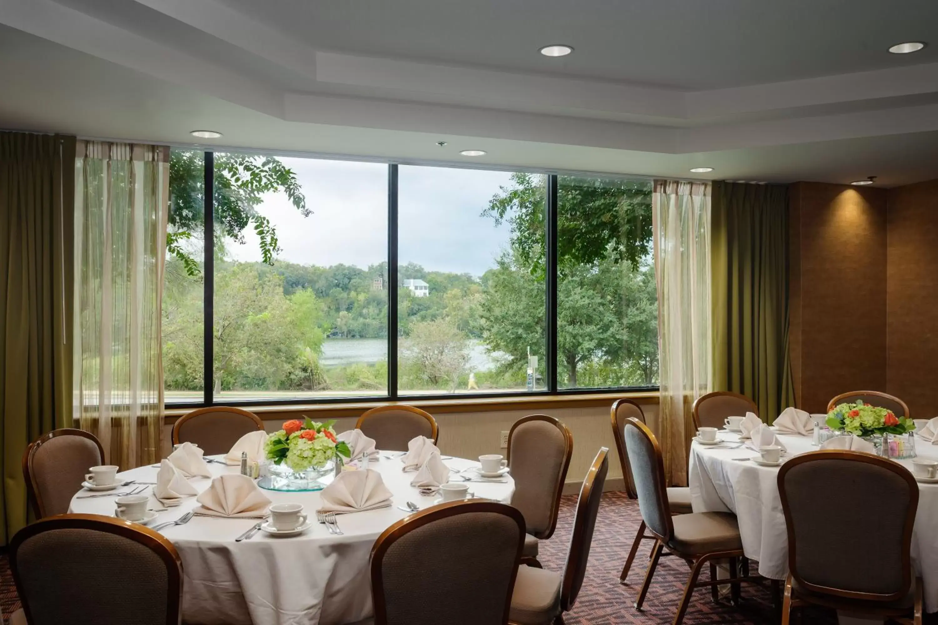 Banquet/Function facilities, Restaurant/Places to Eat in Holiday Inn Austin -Town Lake, an IHG Hotel