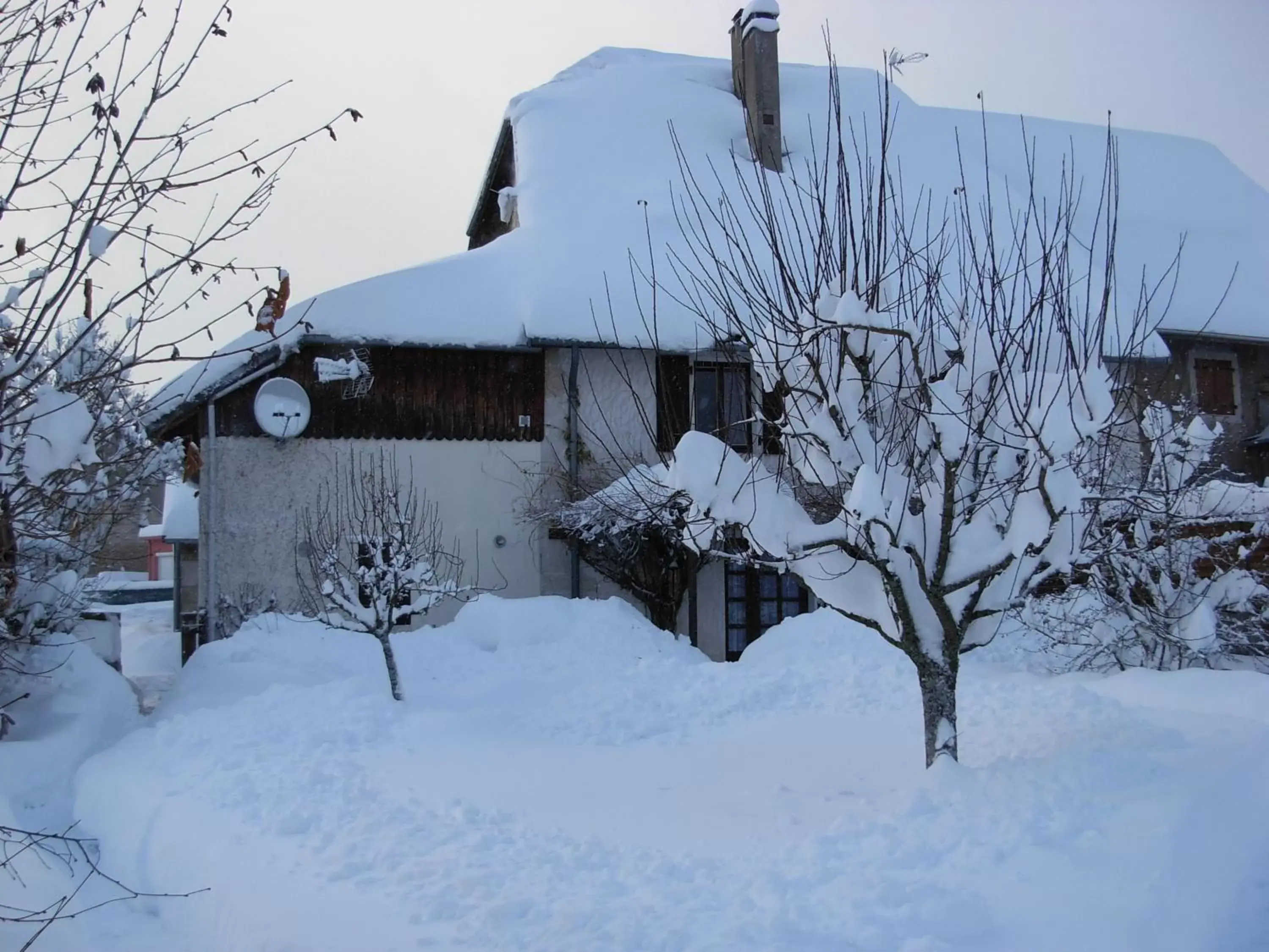 Facade/entrance, Winter in Chambres D'Hotes La Maison Des Chiens Verts