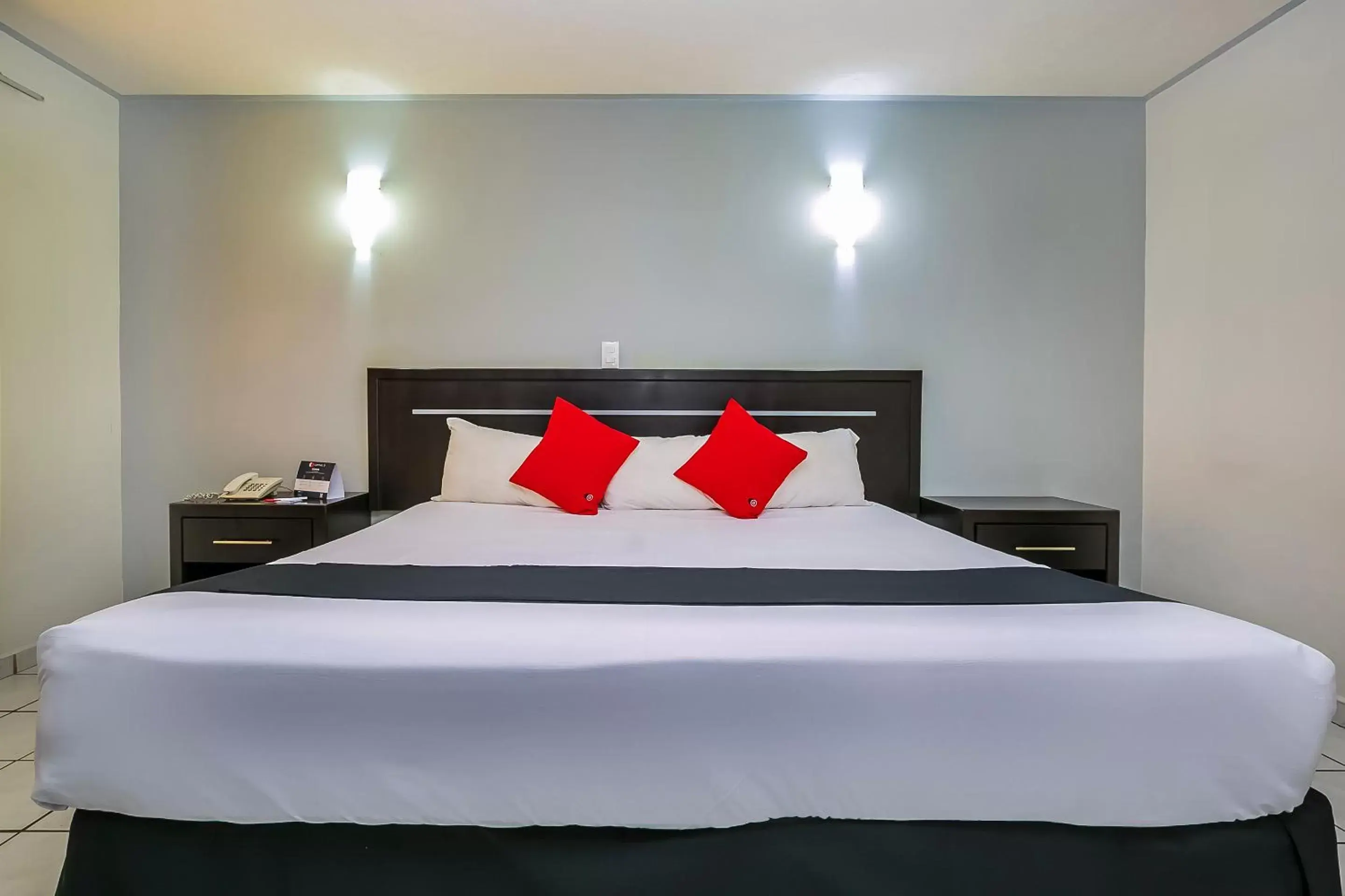 Bedroom, Bed in Capital O Hotel Victoria Morelia