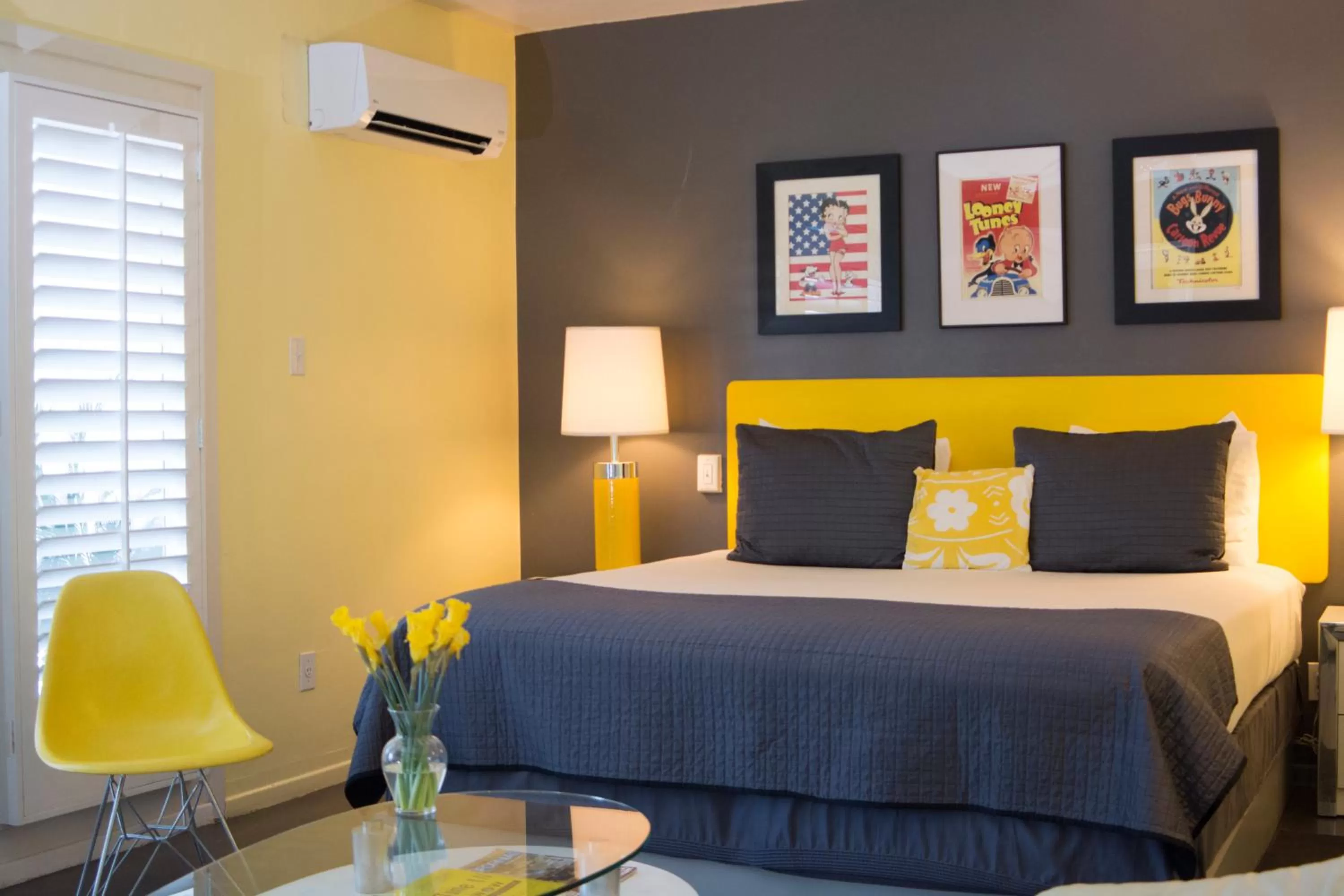 Bed in Palm Springs Rendezvous