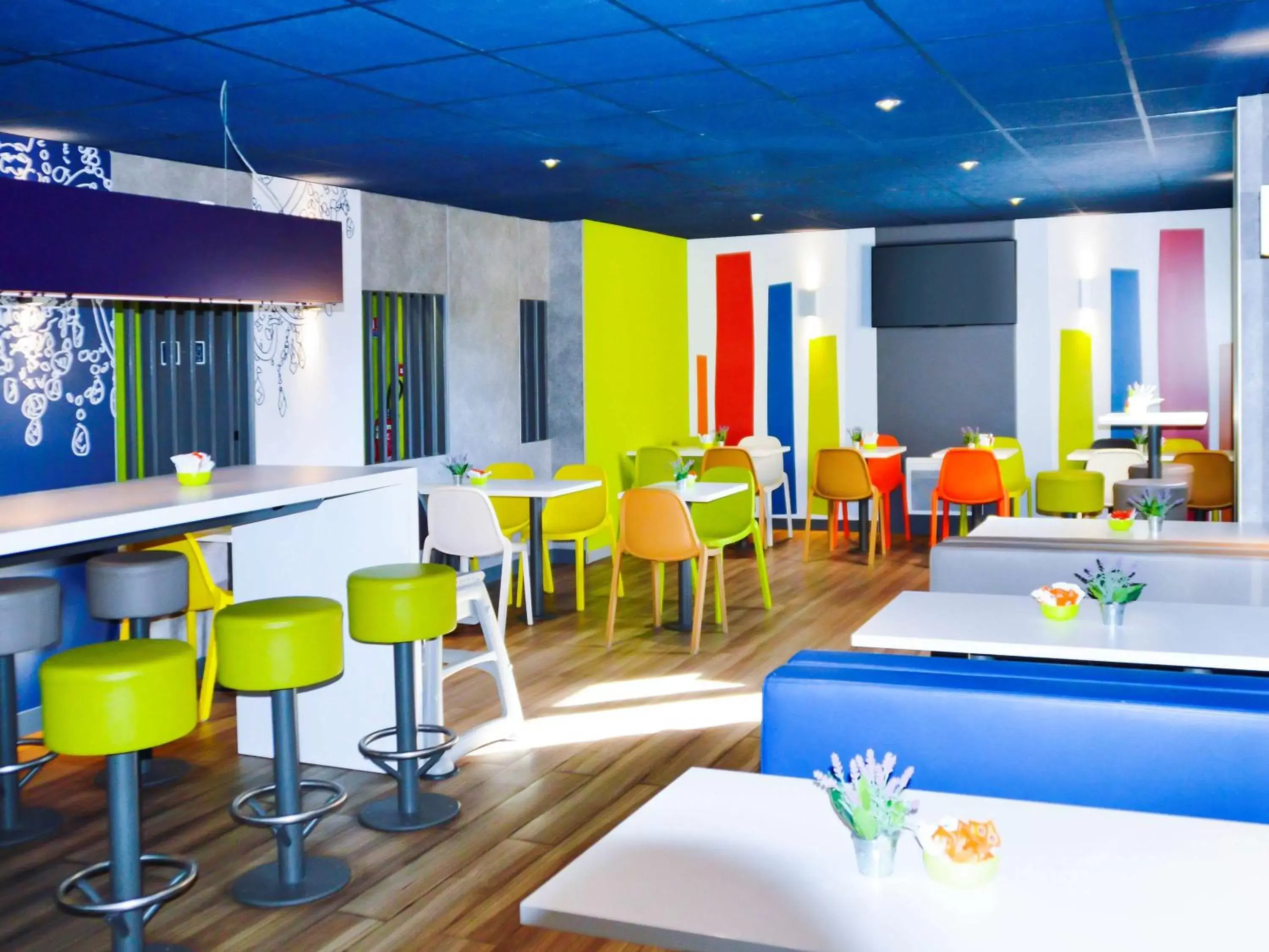 Restaurant/places to eat, Lounge/Bar in Ibis Budget Hyères