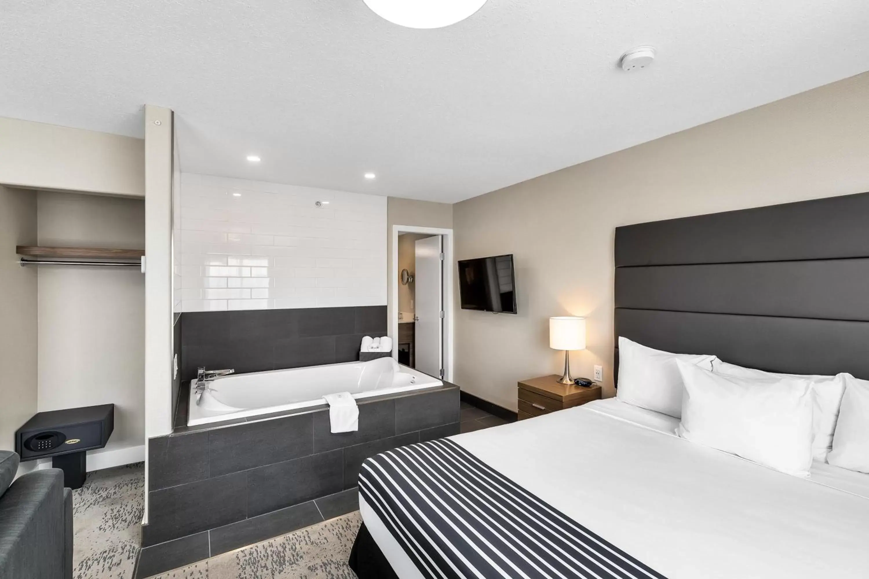Photo of the whole room, Bed in Sandman Hotel Grande Prairie