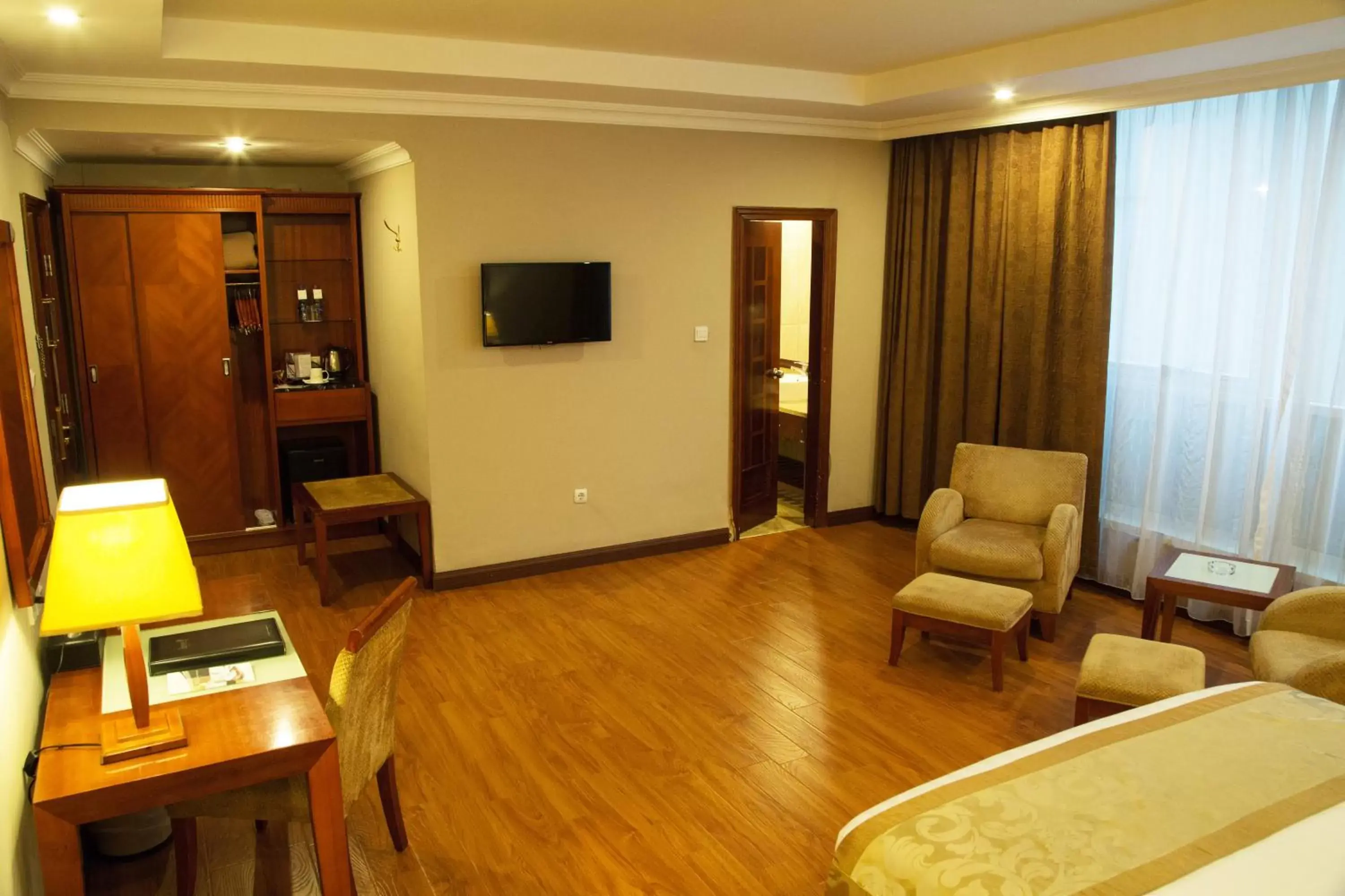 Bedroom, Lounge/Bar in Jupiter International Hotel - Cazanchis