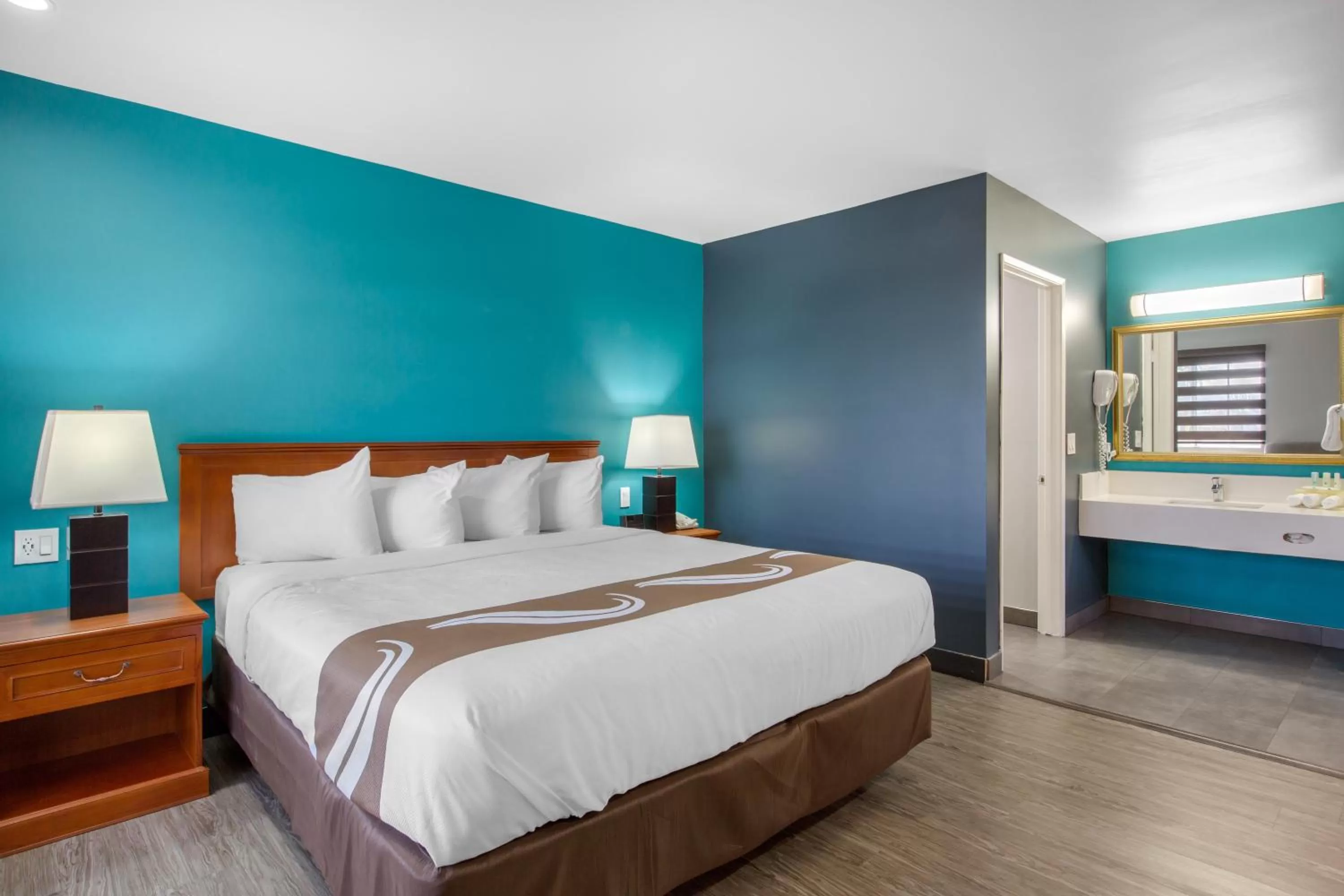 Deluxe Larger Room, 1 King Bed, Non Smoking in Quality Inn Near Hollywood Walk of Fame