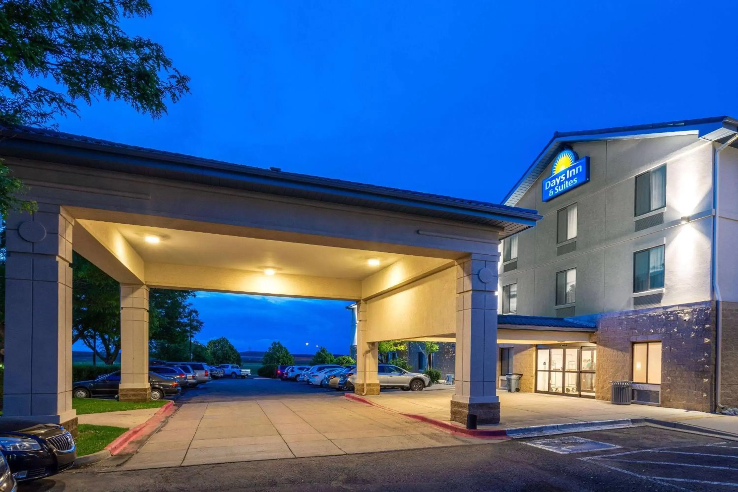 Property building in Days Inn & Suites by Wyndham Denver International Airport Property building in Days Inn & Suites by Wyndham Denver International Airport