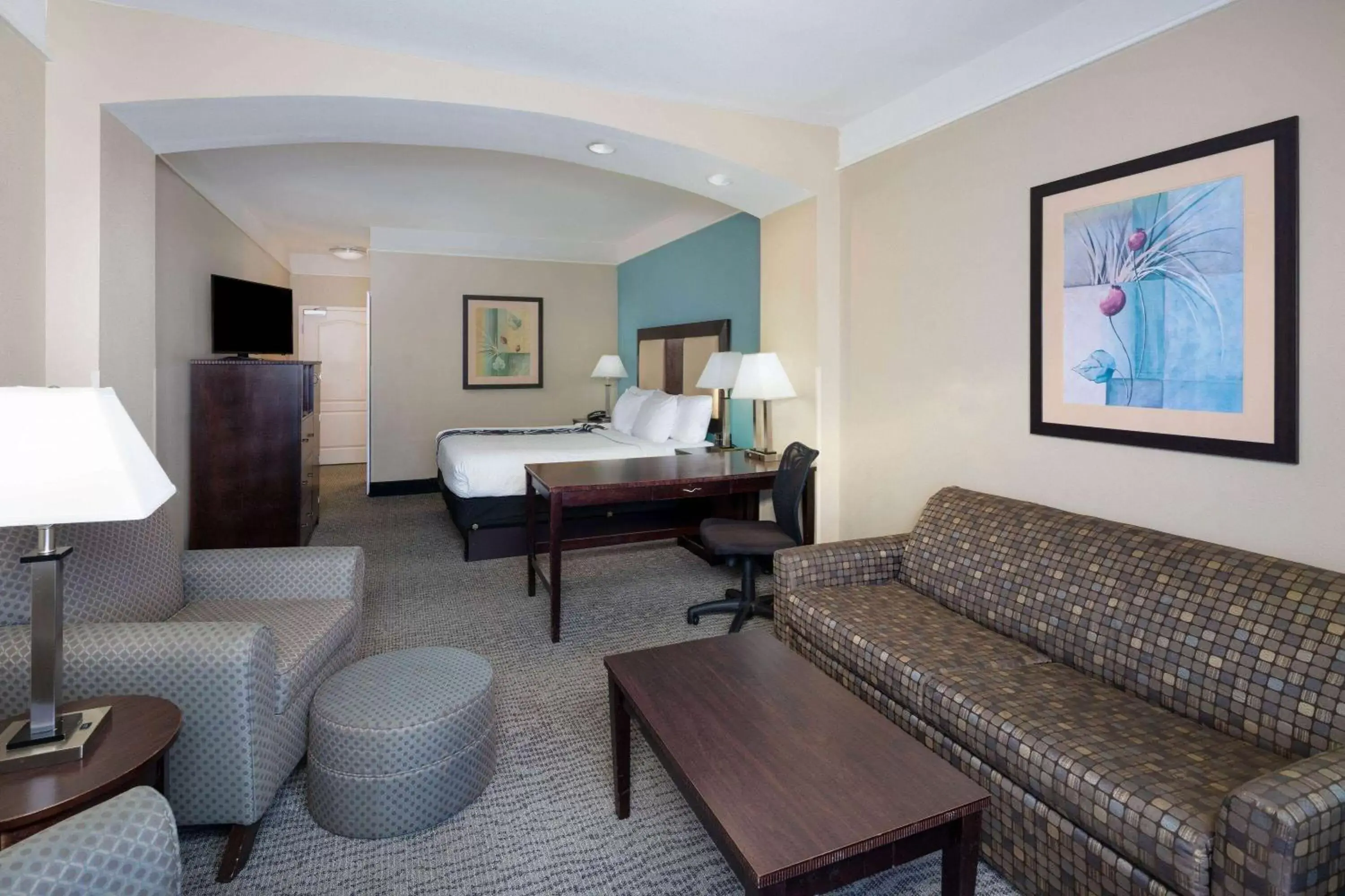 Photo of the whole room, Seating Area in La Quinta by Wyndham Savannah Airport - Pooler