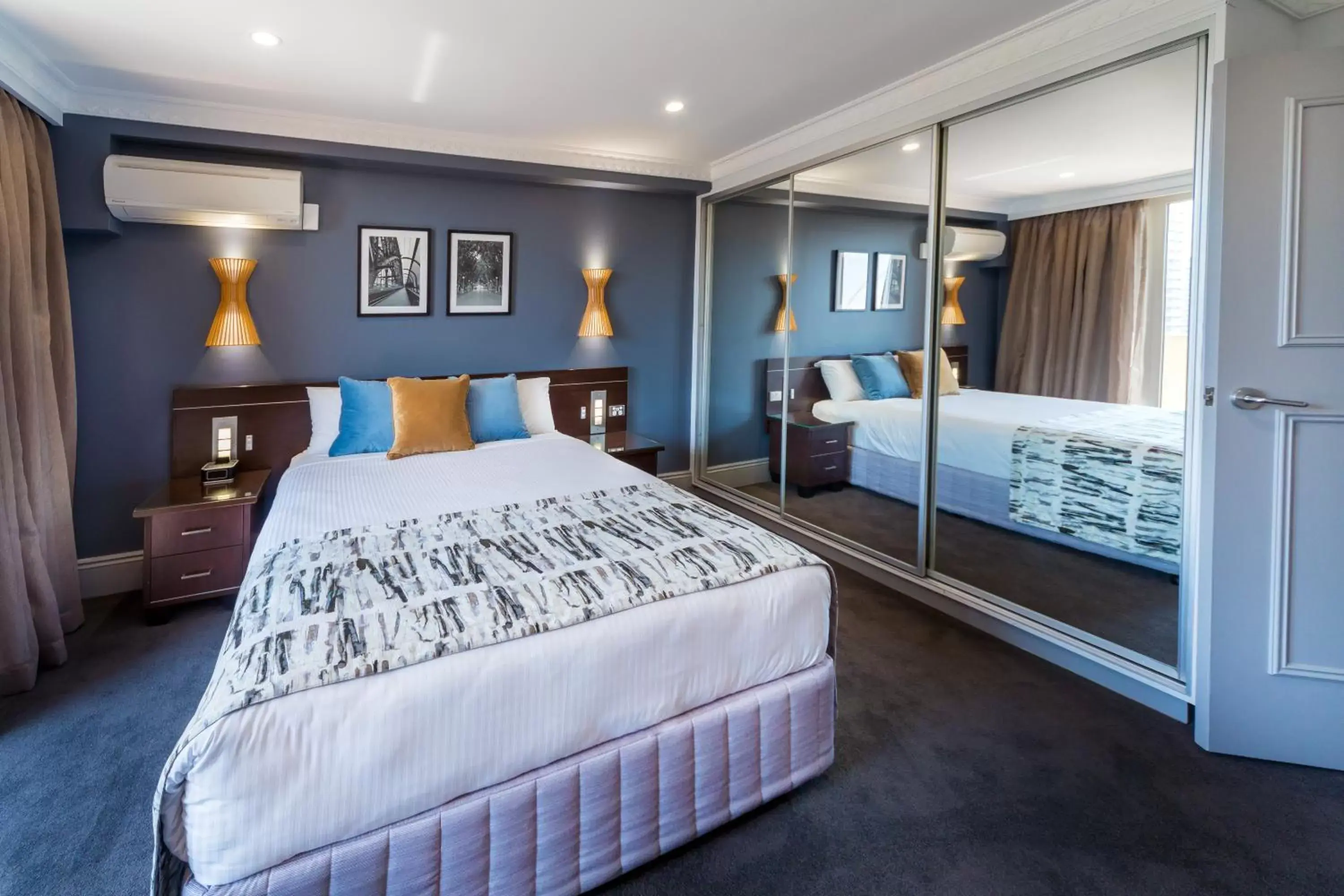 Bed in Hyde Park Inn Bed in Hyde Park Inn