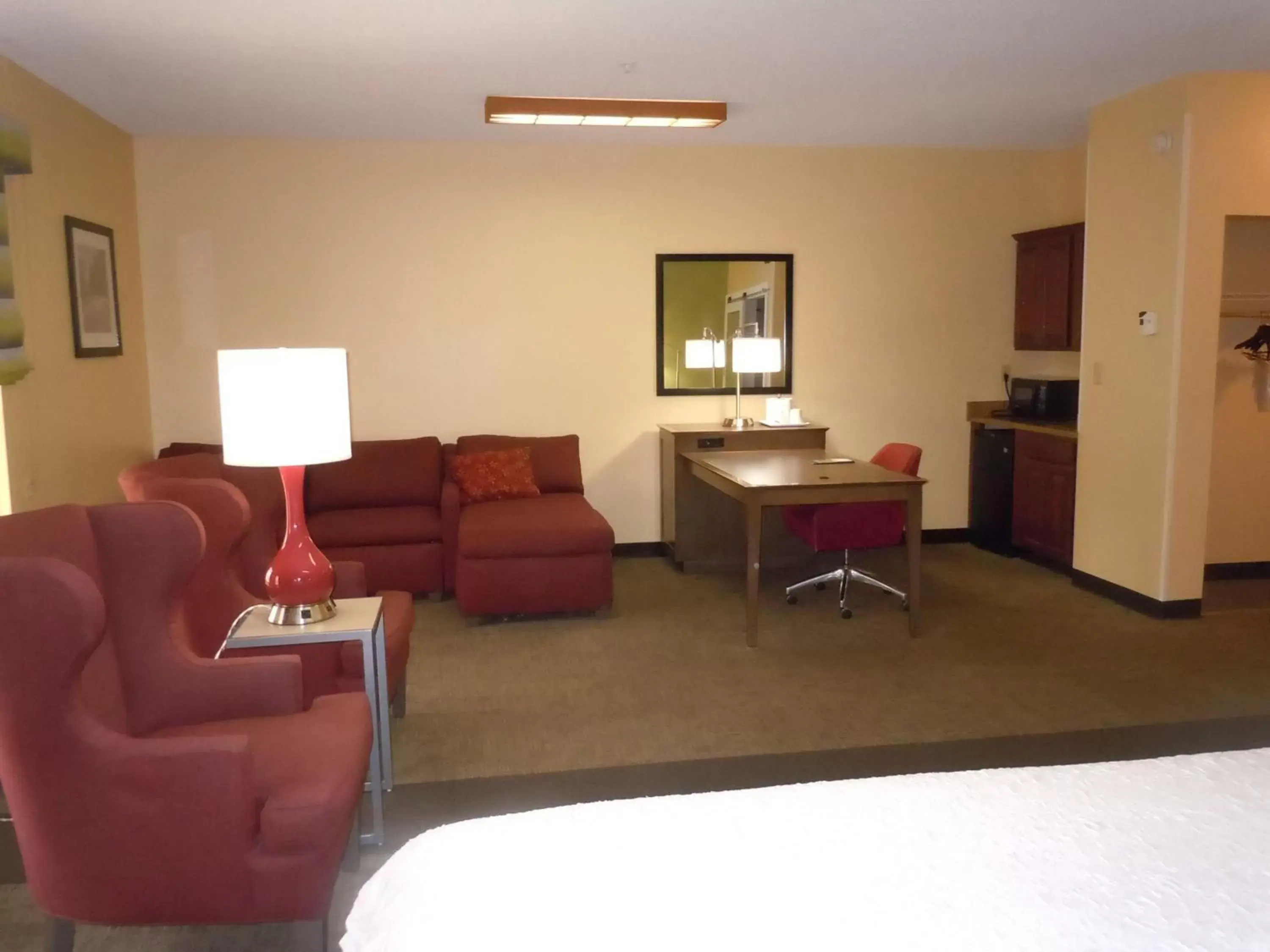 Bed, Seating Area in Hampton Inn Shelbyville