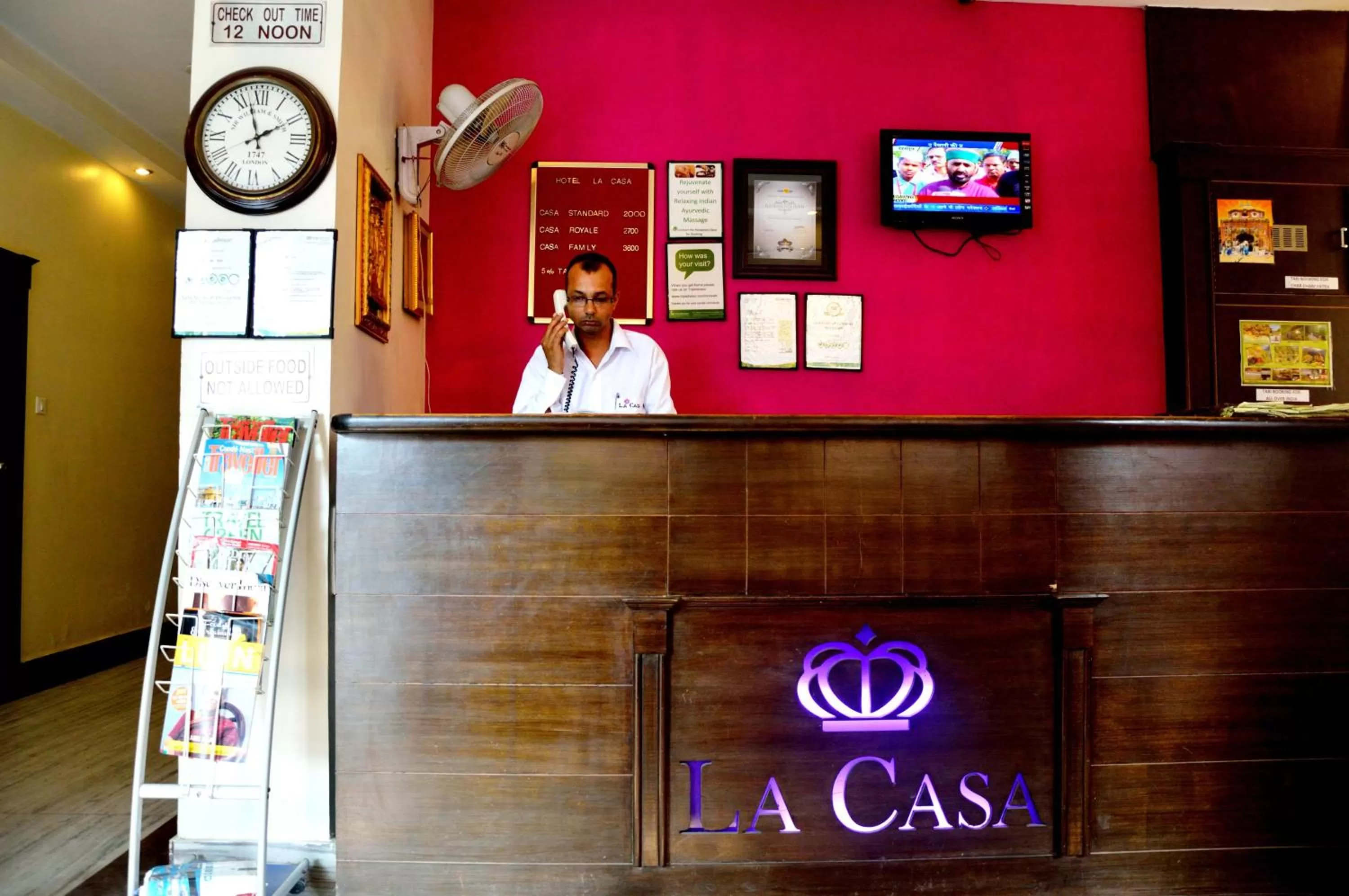 Property logo or sign in La Casa