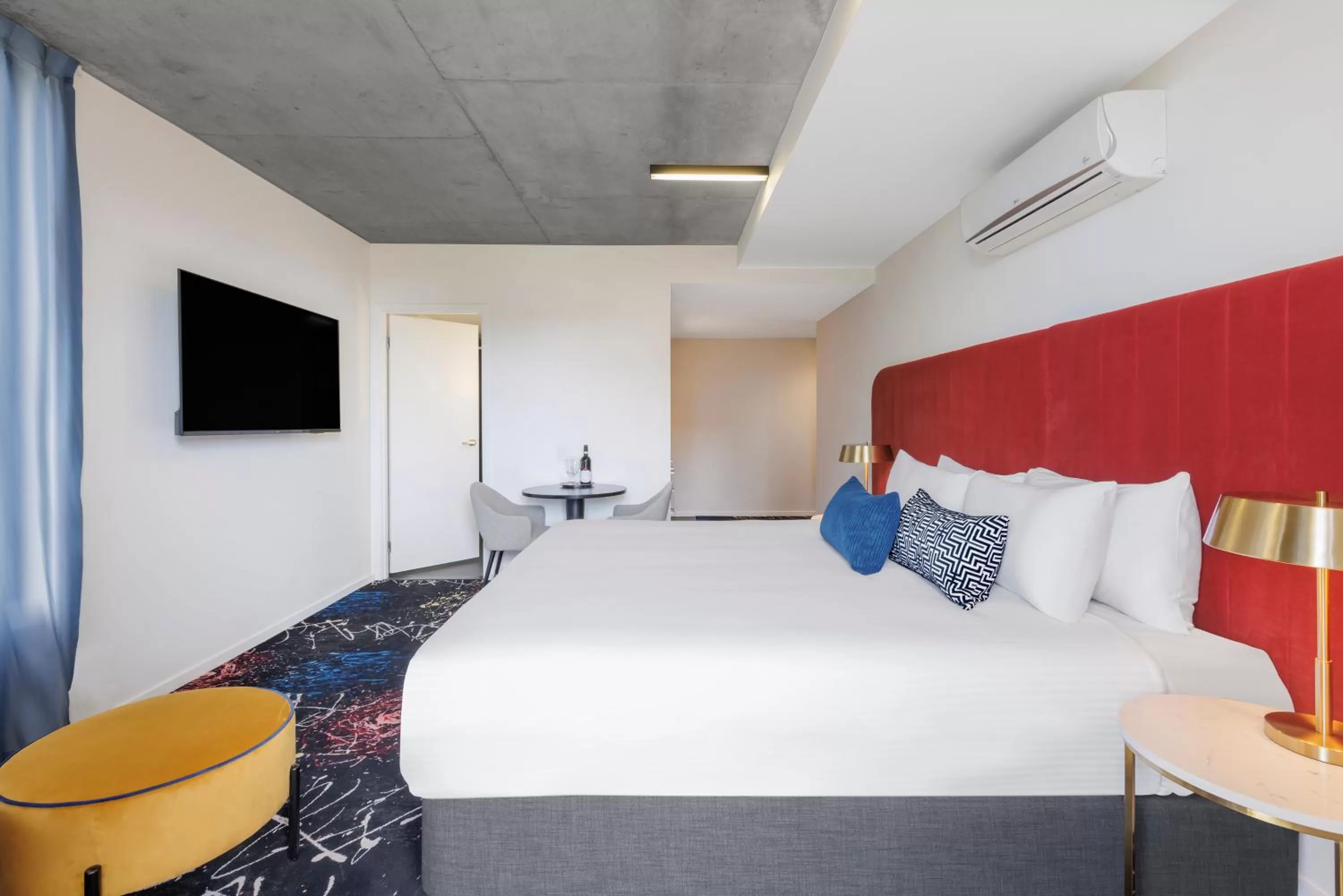 Bed in Mercure Melbourne St Kilda Road