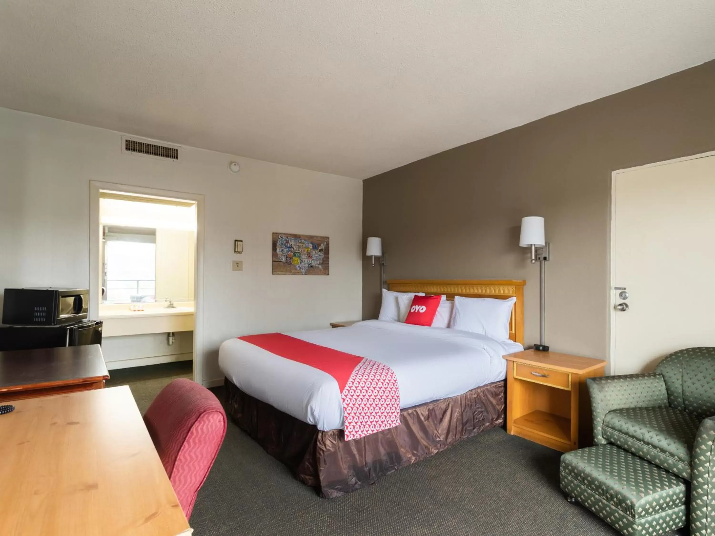Bedroom, Bed in OYO Hotel Sumter SC Downtown