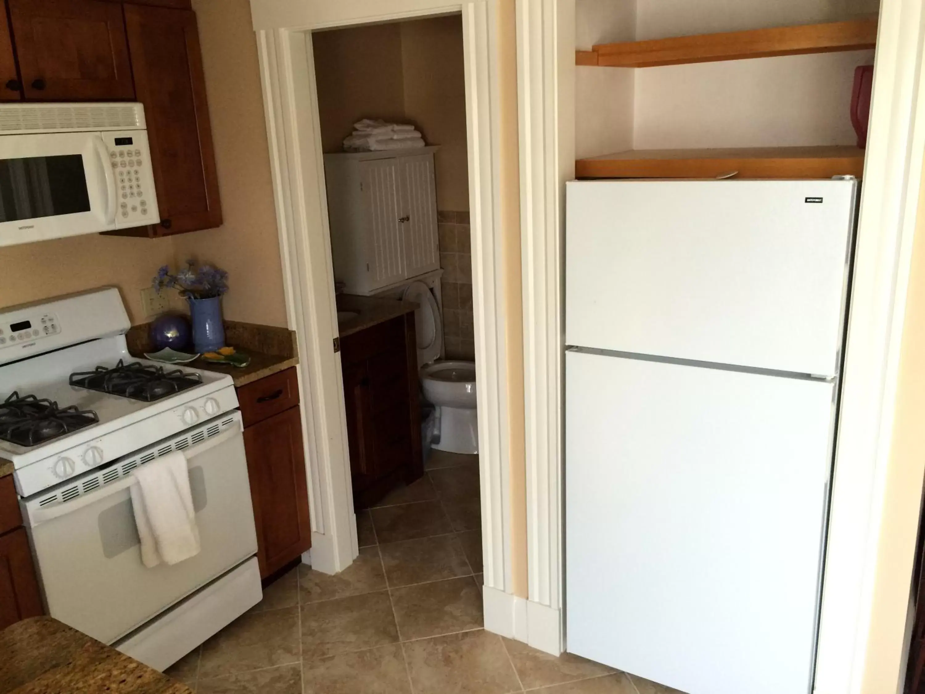 Decorative detail, Kitchen/Kitchenette in Winthrop Arms Hotel Restaurant Logan Airport