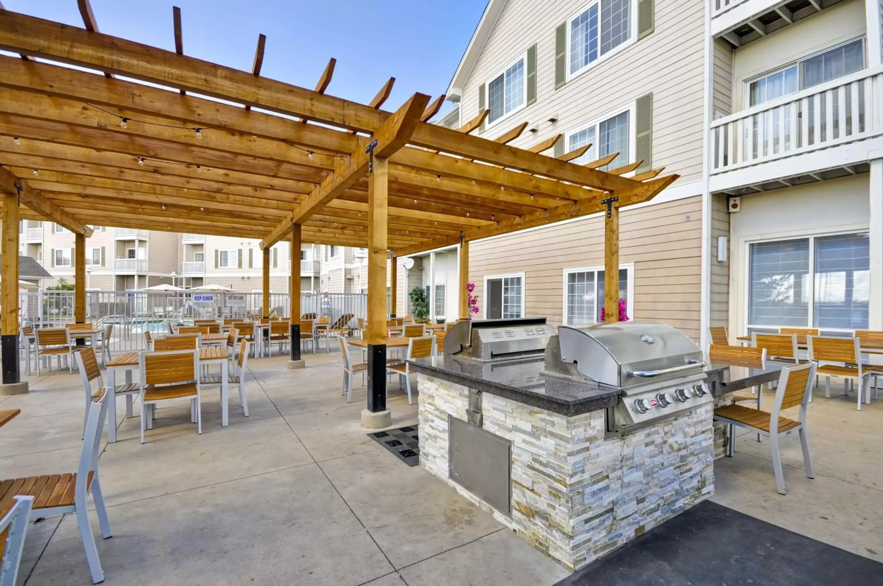 Patio, BBQ Facilities in Homewood Suites by Hilton - Oakland Waterfront