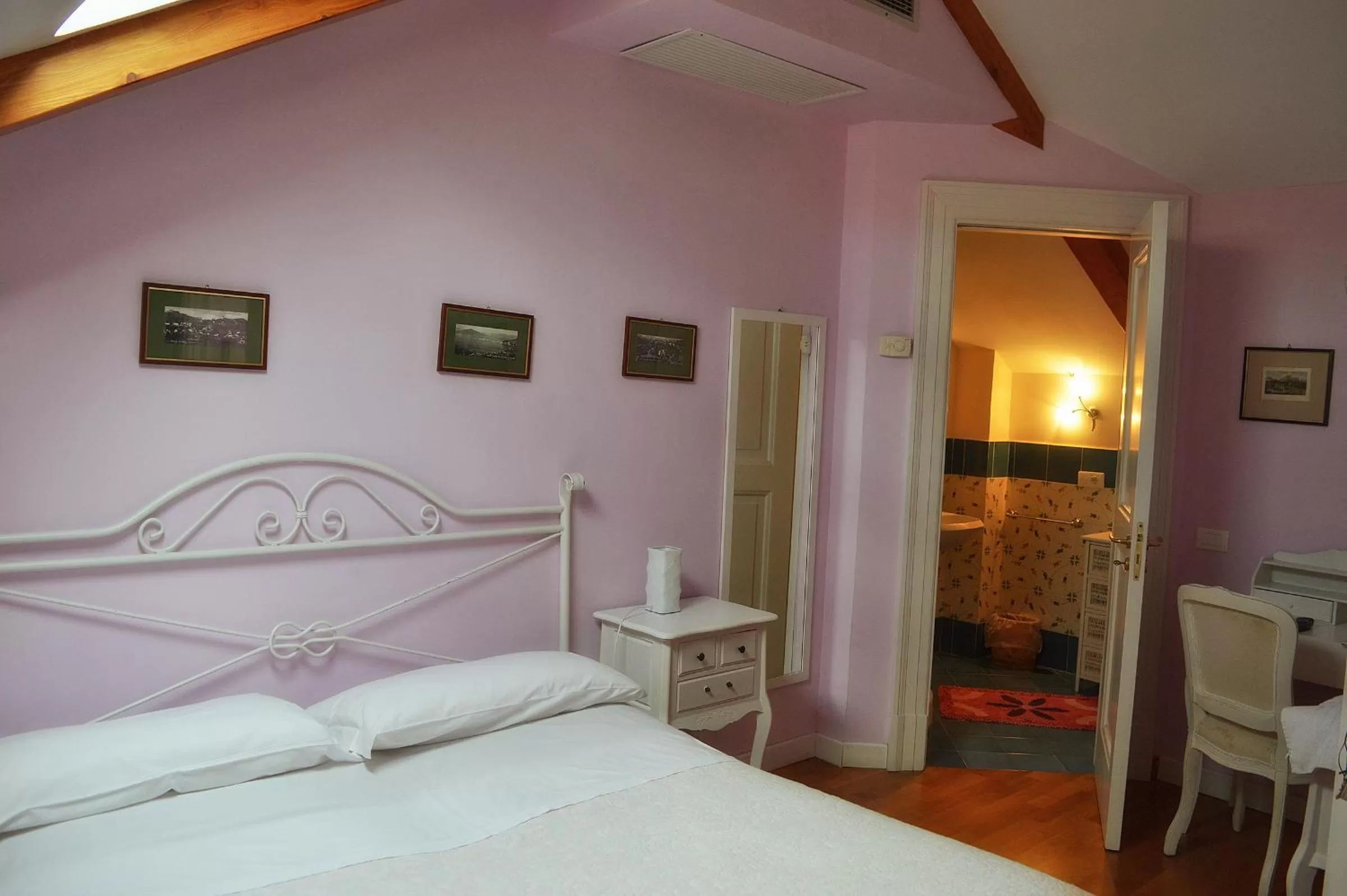 Decorative detail, Bed in The Secret Garden Relais