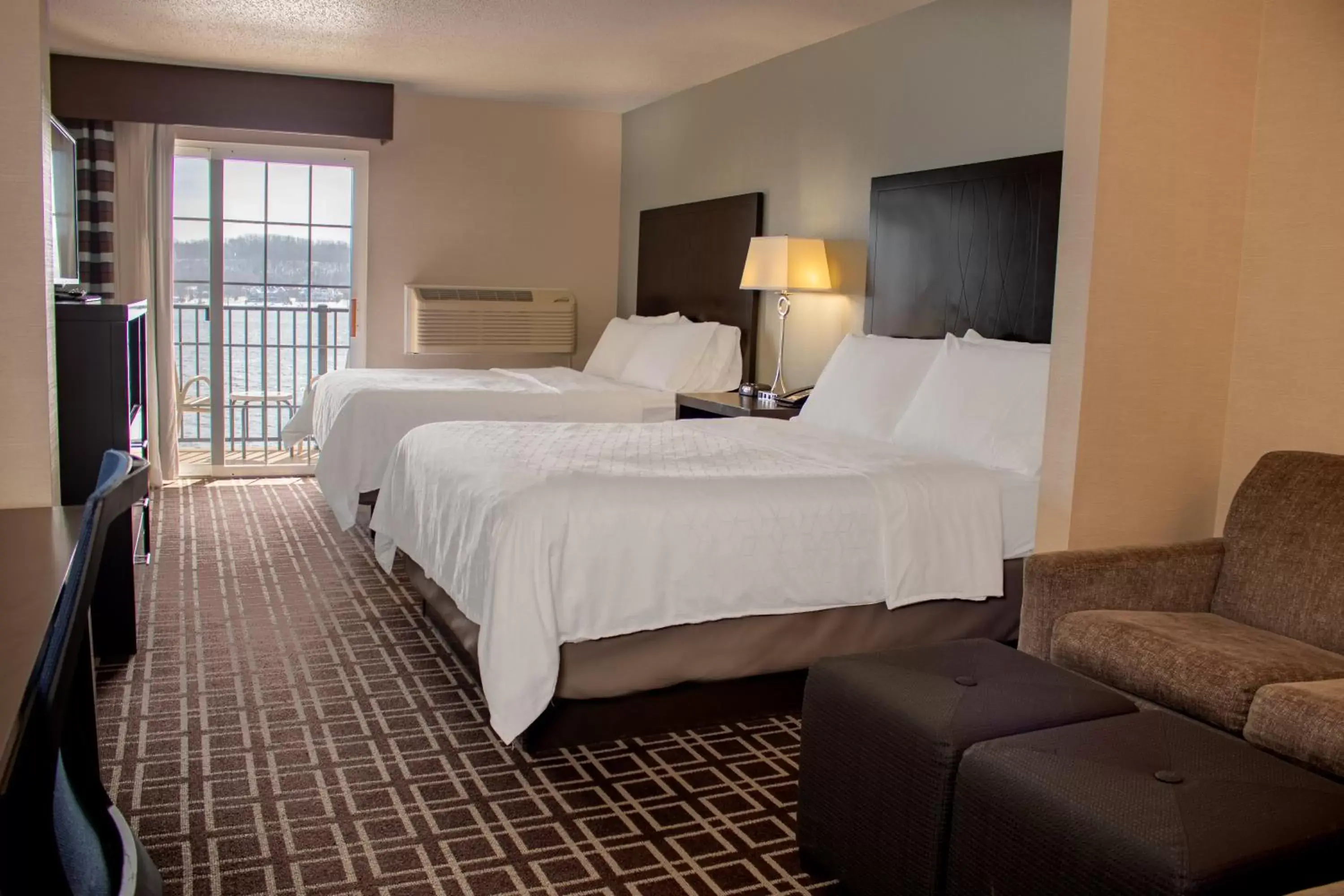Photo of the whole room, Bed in Holiday Inn Express Le Claire Riverfront-Davenport, an IHG Hotel