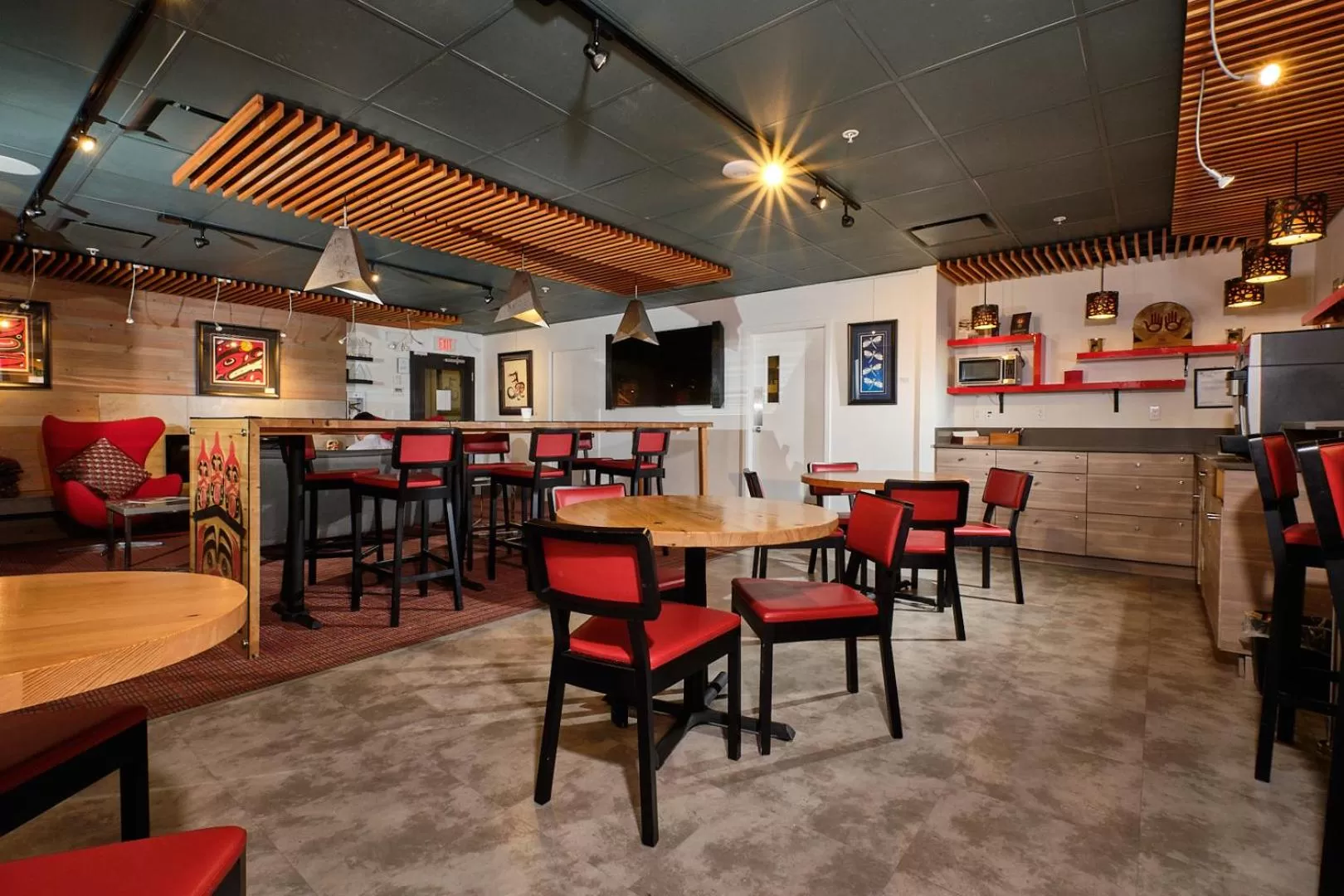 Communal lounge/ TV room in Skwachàys Lodge