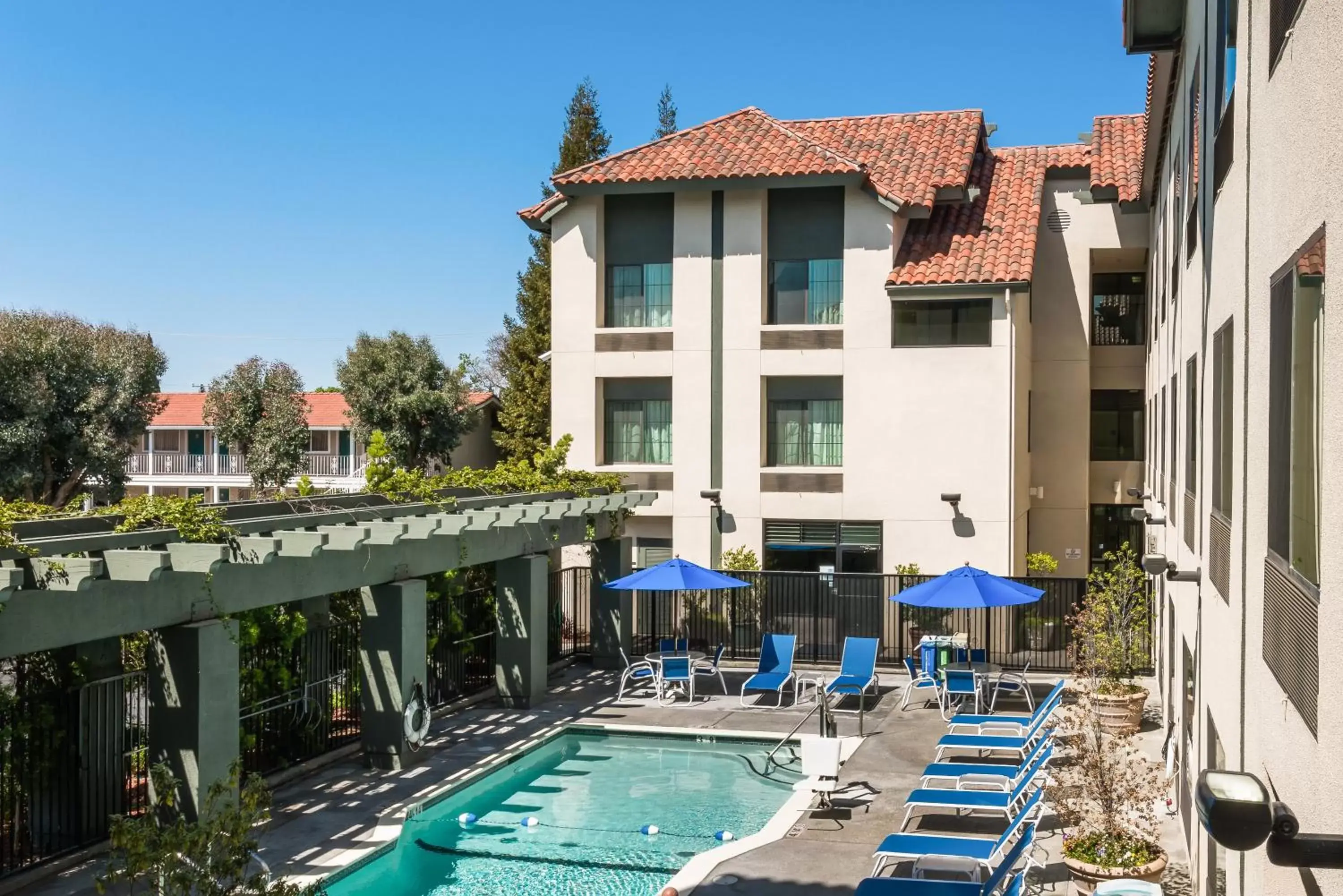 Swimming pool in Holiday Inn Express Hotel & Suites Santa Clara - Silicon Valley, an IHG Hotel