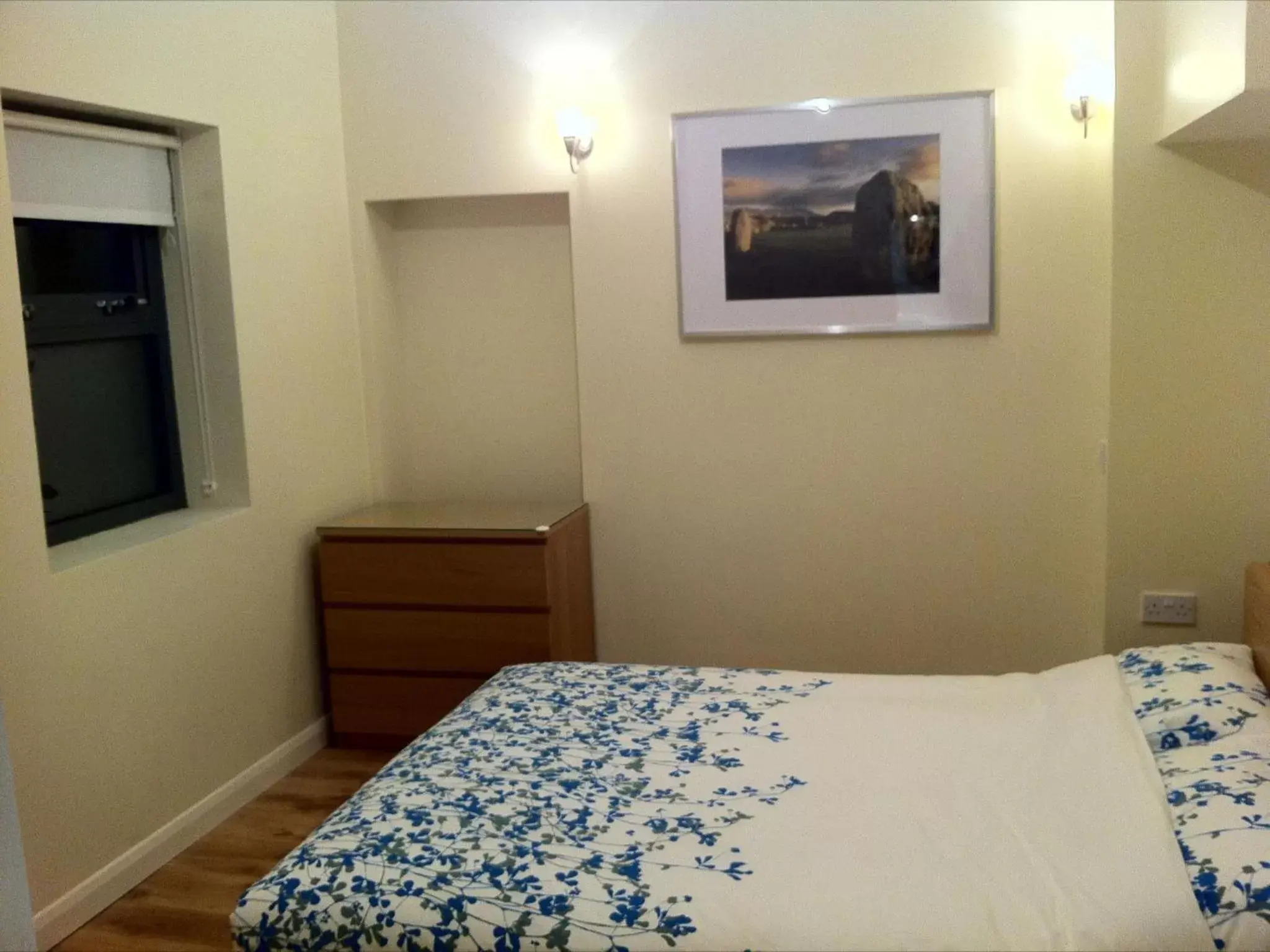 Bedroom, TV/Entertainment Center in Lyall Apartment Hotel