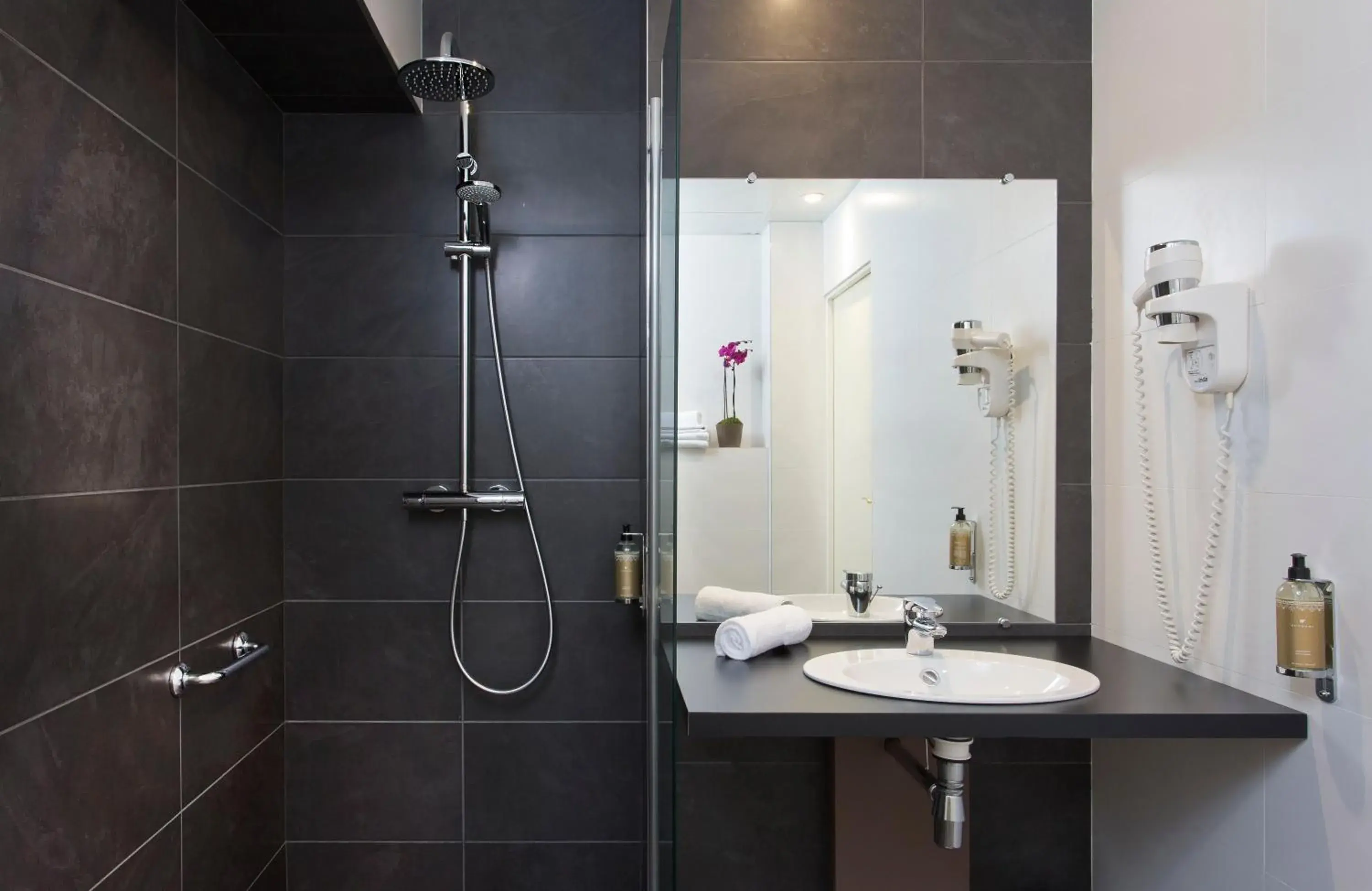 Shower, Bathroom in Hotel Du Prince Eugene