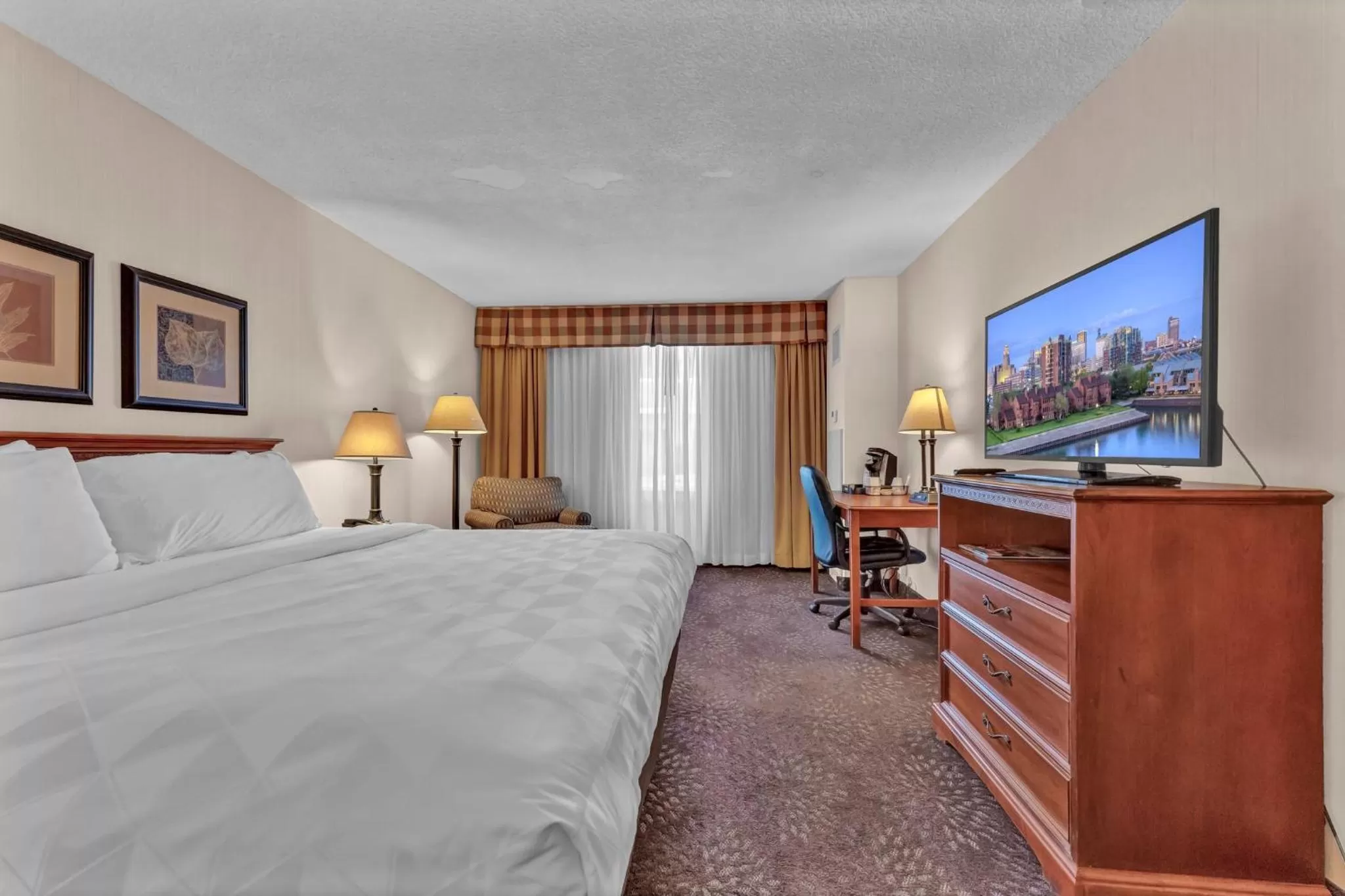 Bed in Buffalo Airport Hotel