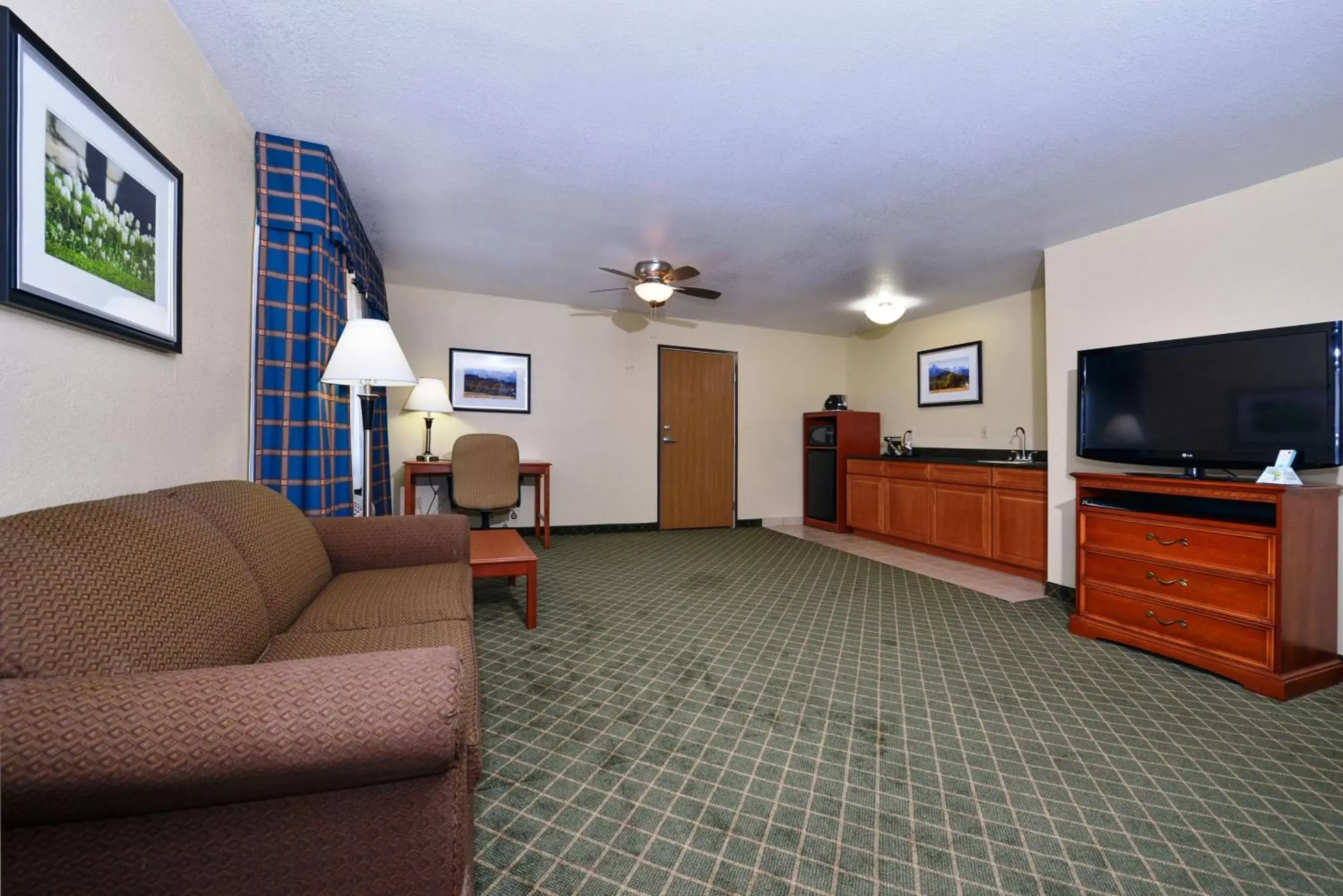 Photo of the whole room, Seating Area in Best Western Canon City