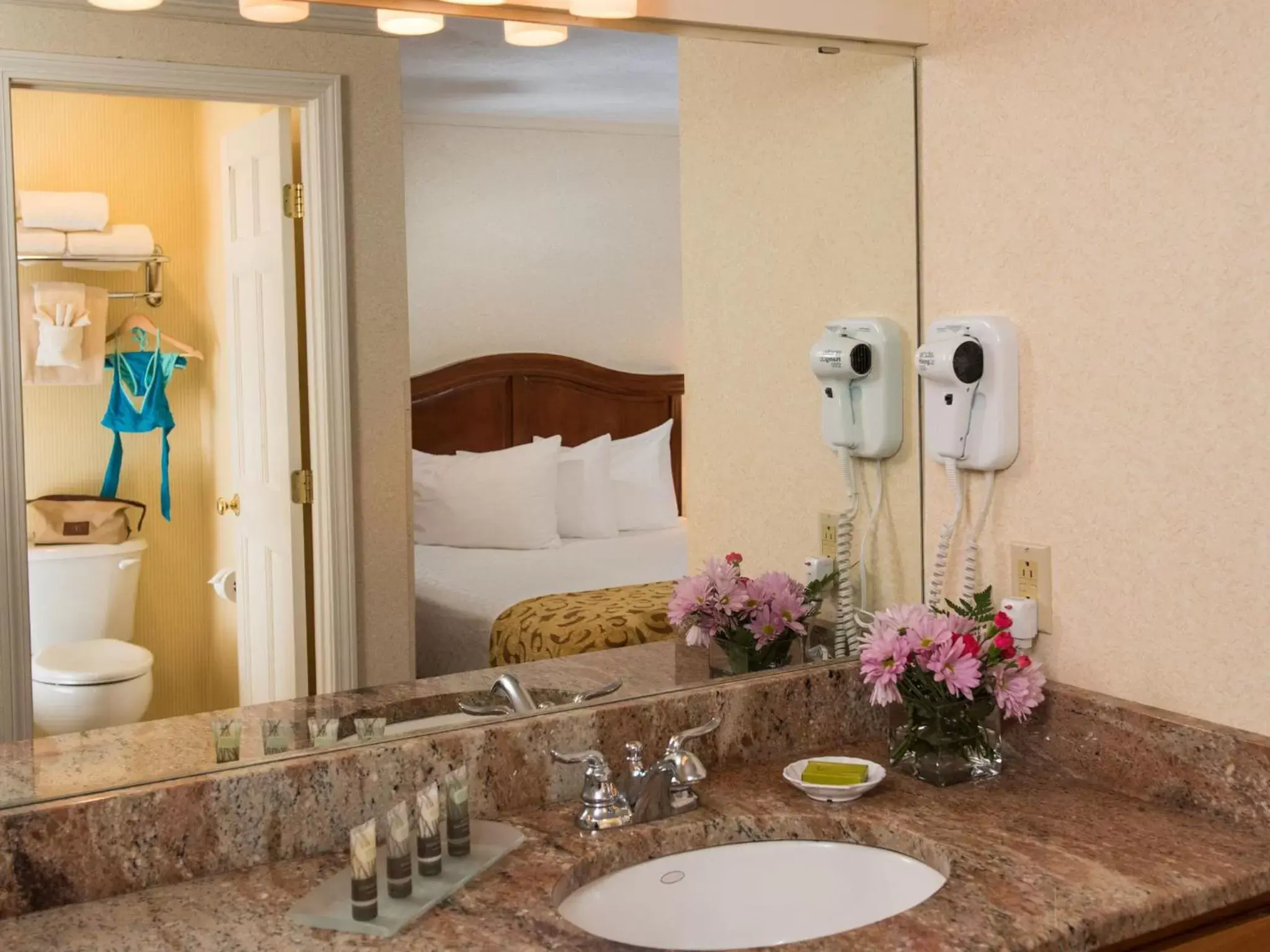 Bathroom, Bed in Meadowmere Resort