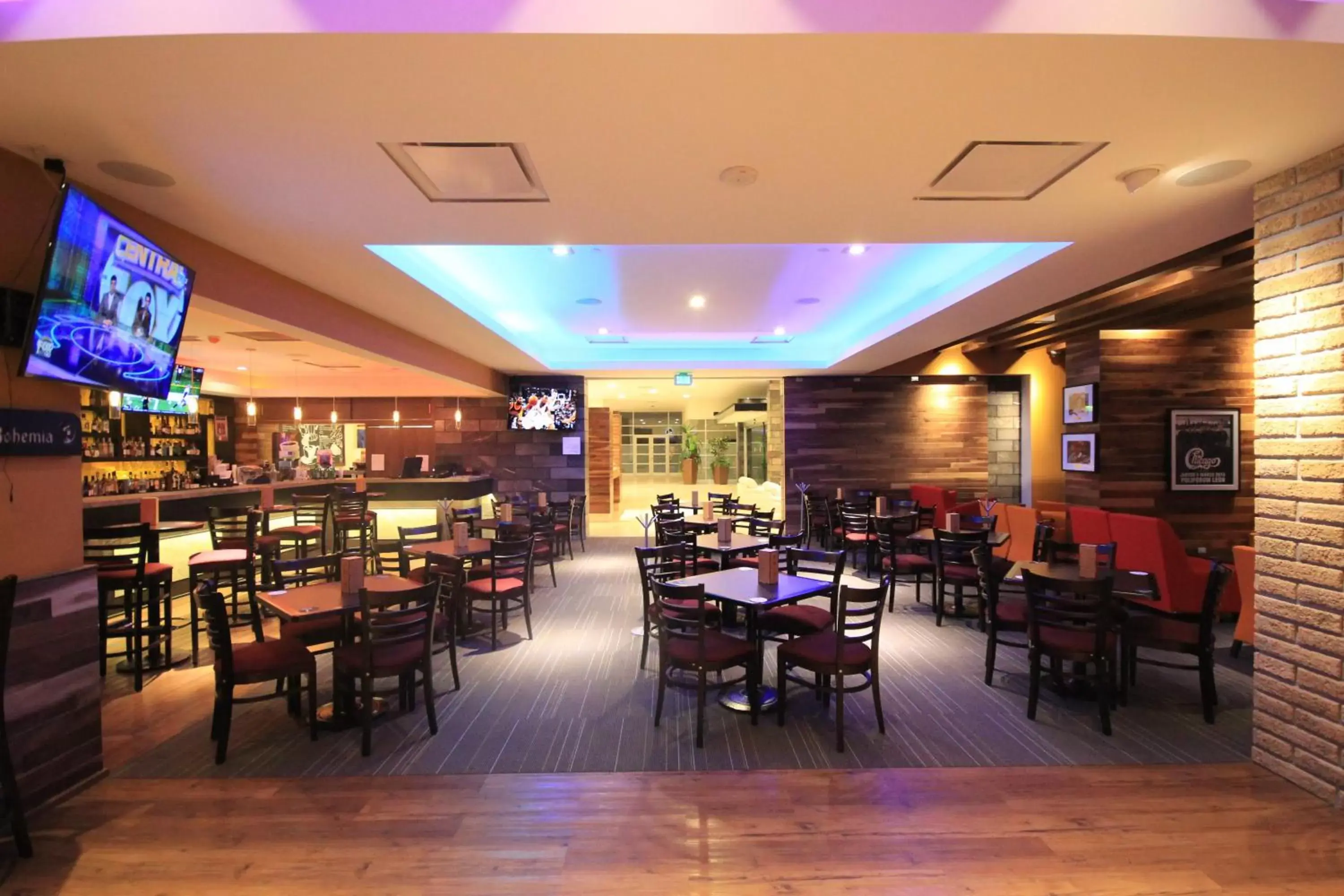 Lounge or bar, Restaurant/Places to Eat in Holiday Inn & Suites Plaza Mayor, an IHG Hotel