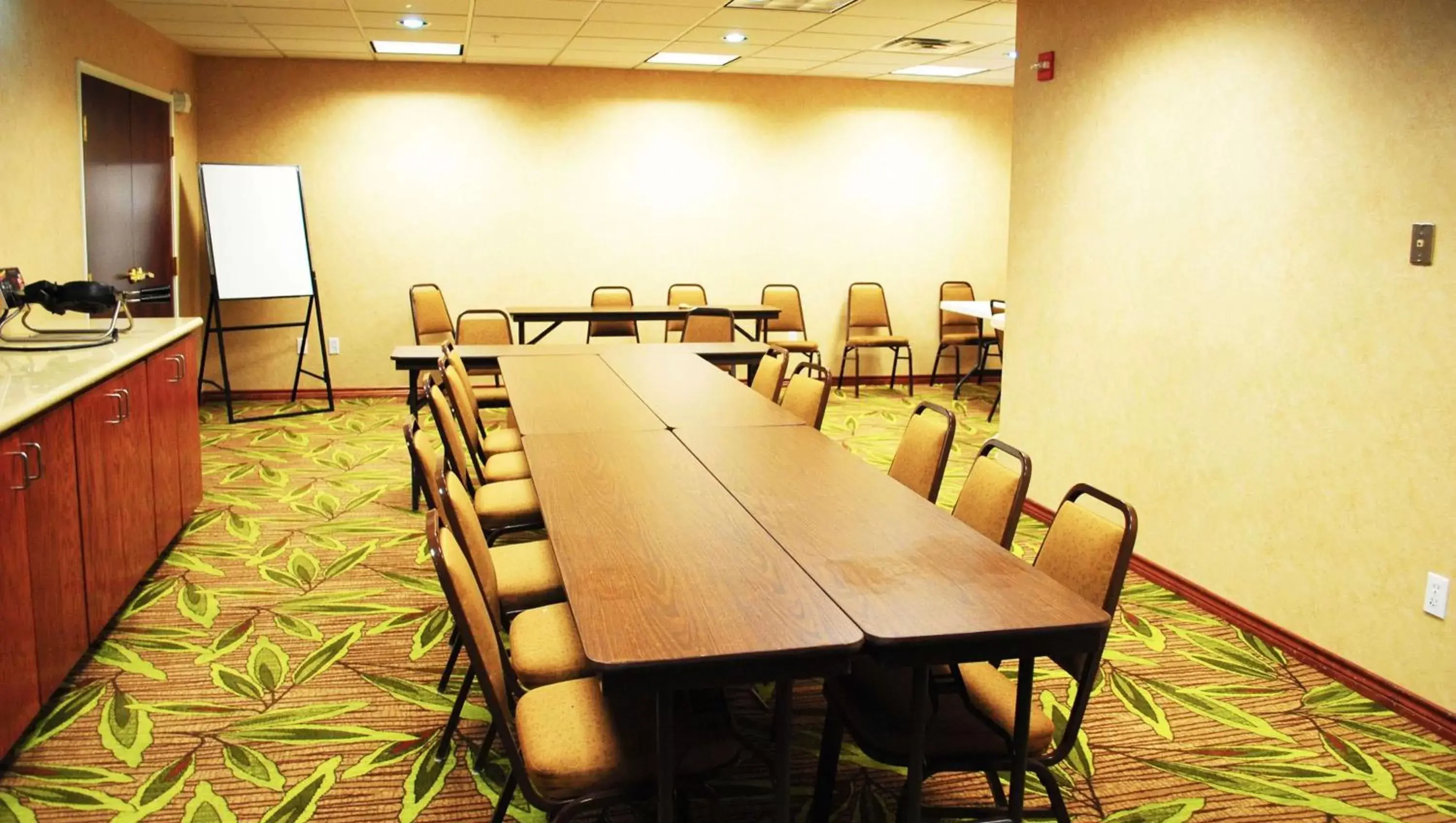 Meeting/conference room in Magnuson Hotel Commerce