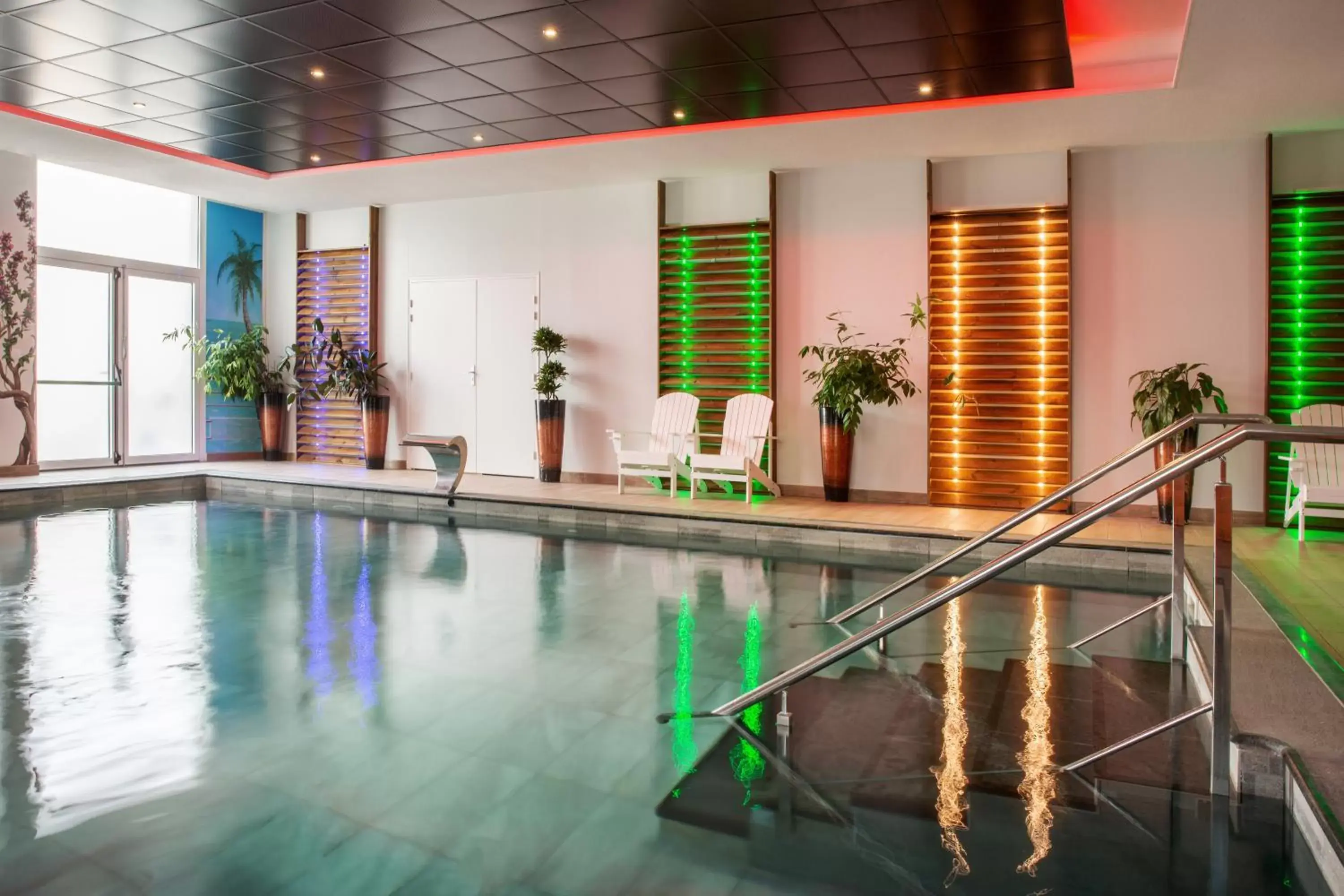 Swimming Pool in Best Western Hotel & SPA Pau Lescar Aeroport