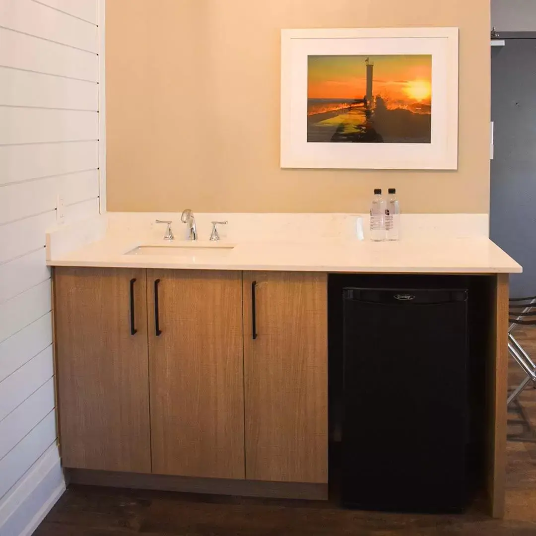 Bathroom in Colonial Hotel & Suites