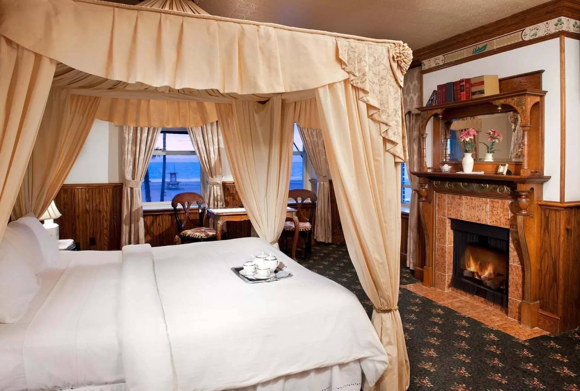 Sea view, Bed in Doryman's Oceanfront Inn