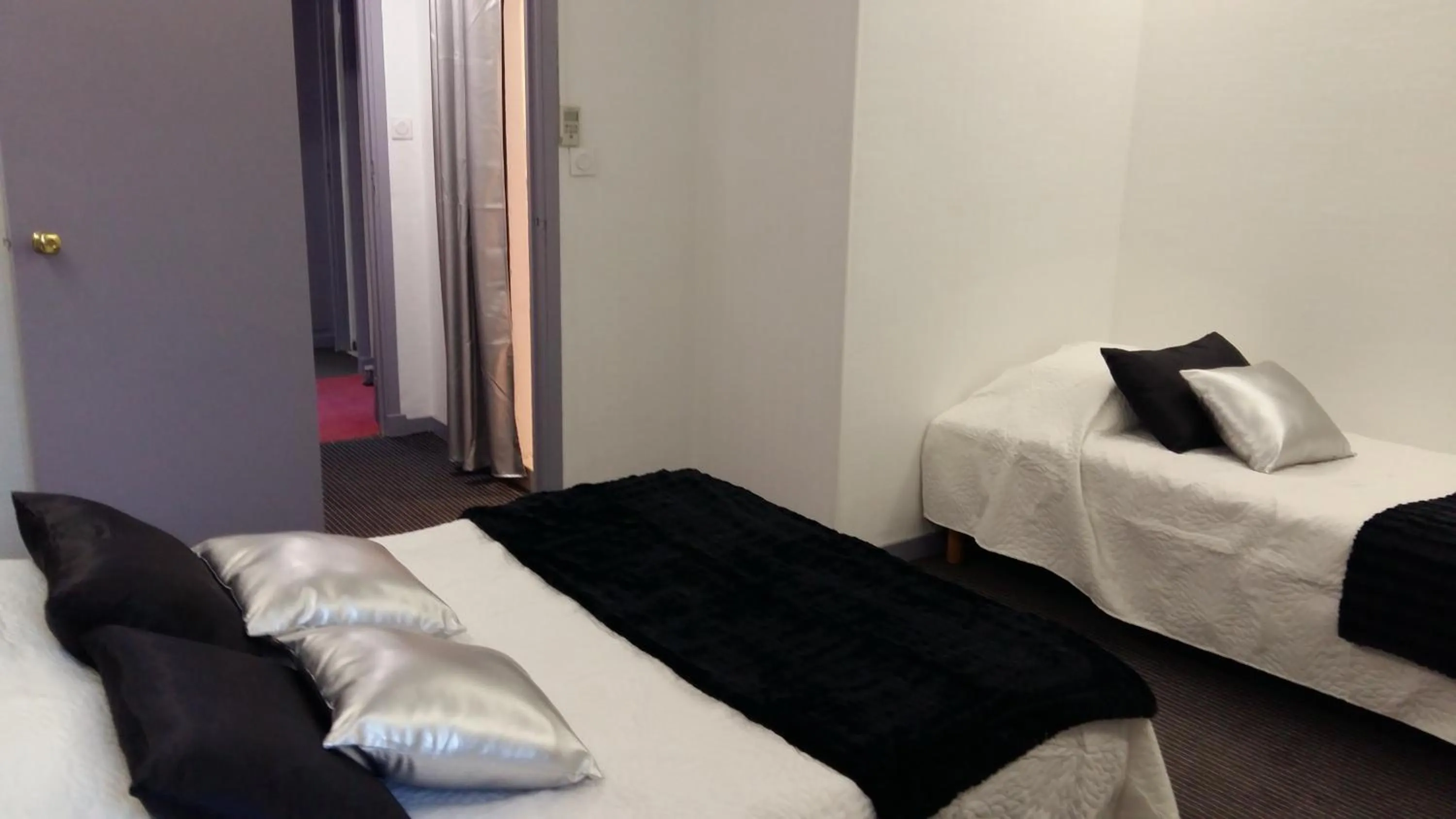 Photo of the whole room, Bed in Hôtel Le Capitole