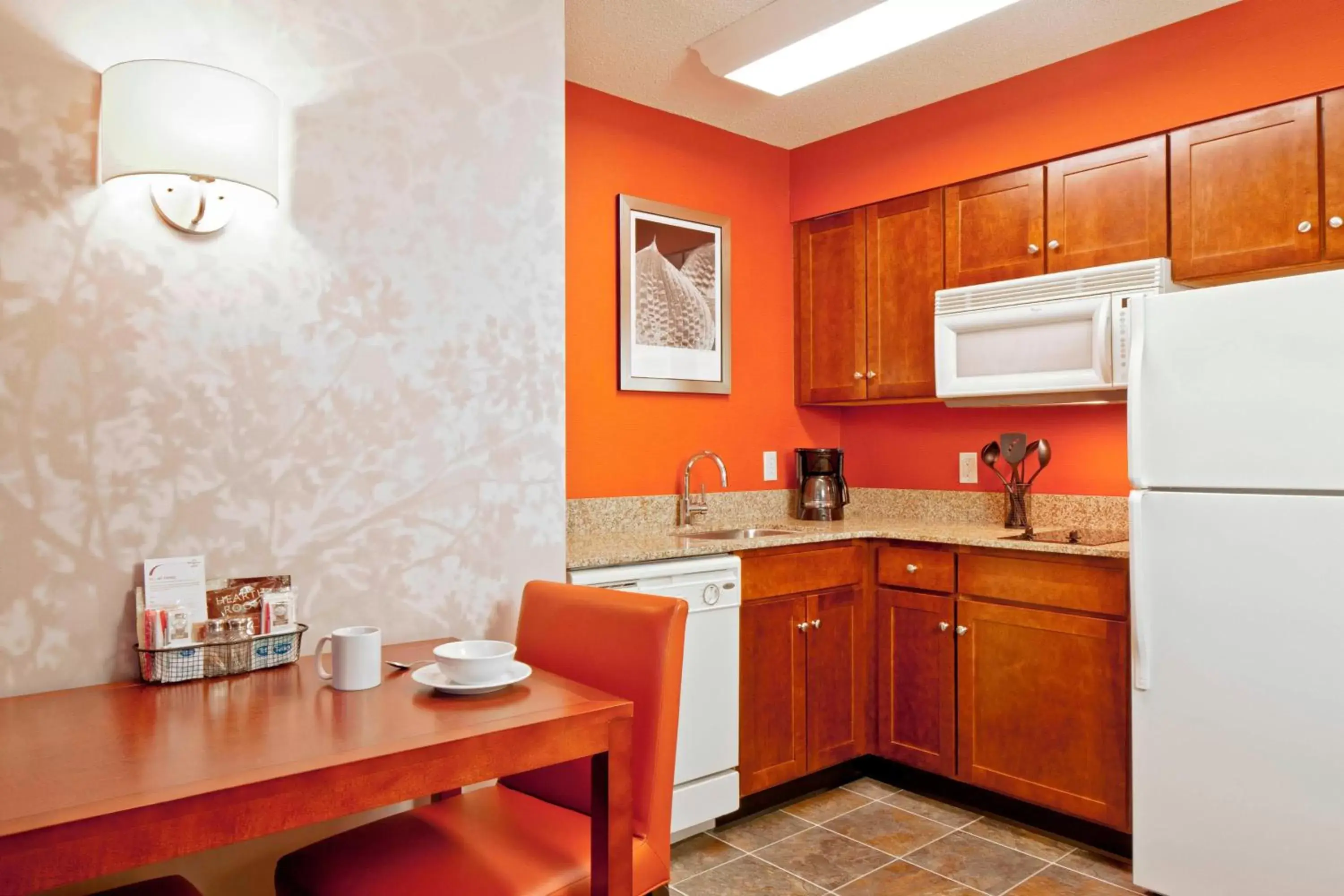 Photo of the whole room, Kitchen/Kitchenette in Residence Inn Boston Norwood