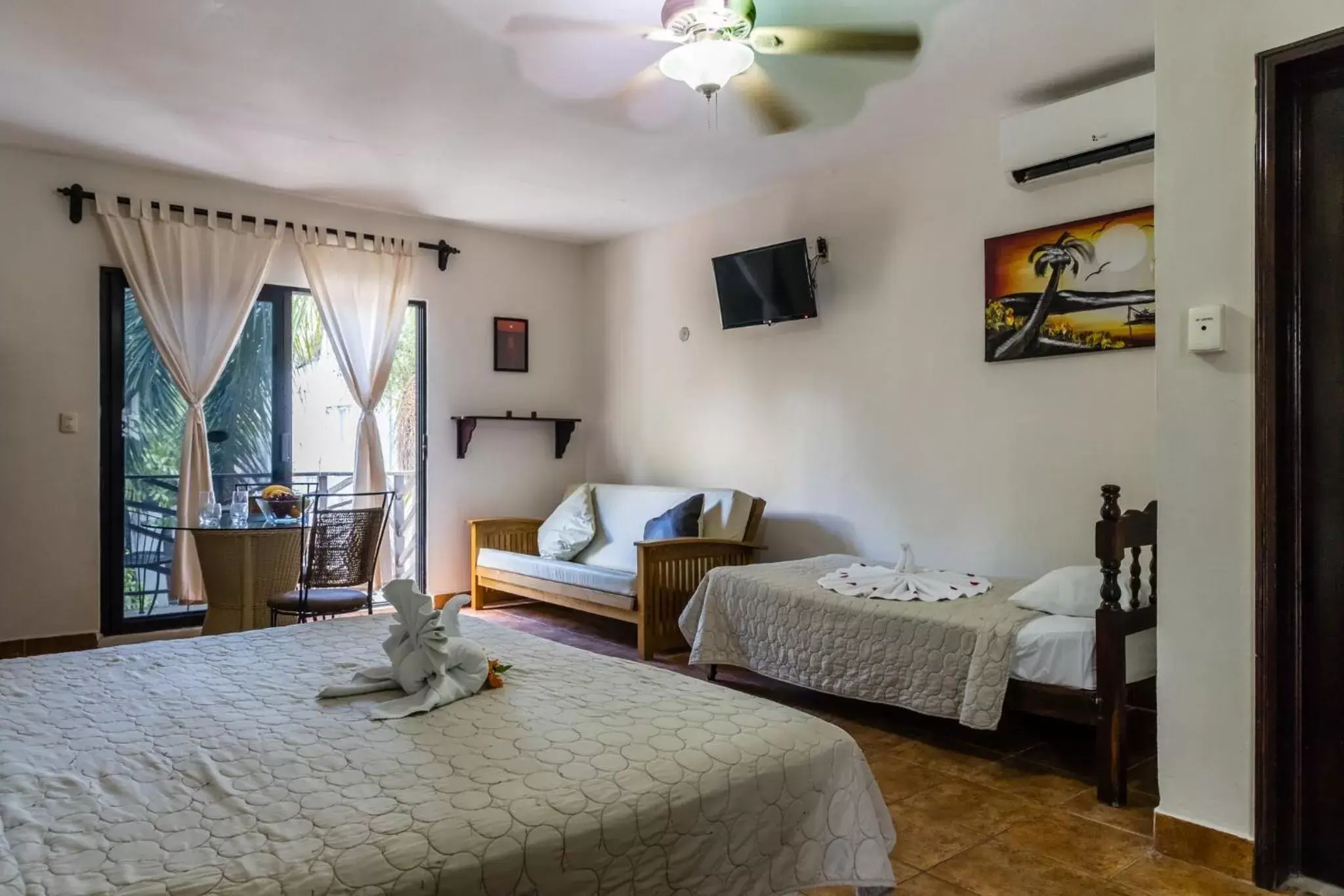 Photo of the whole room, Bed in Moonshine Hotel